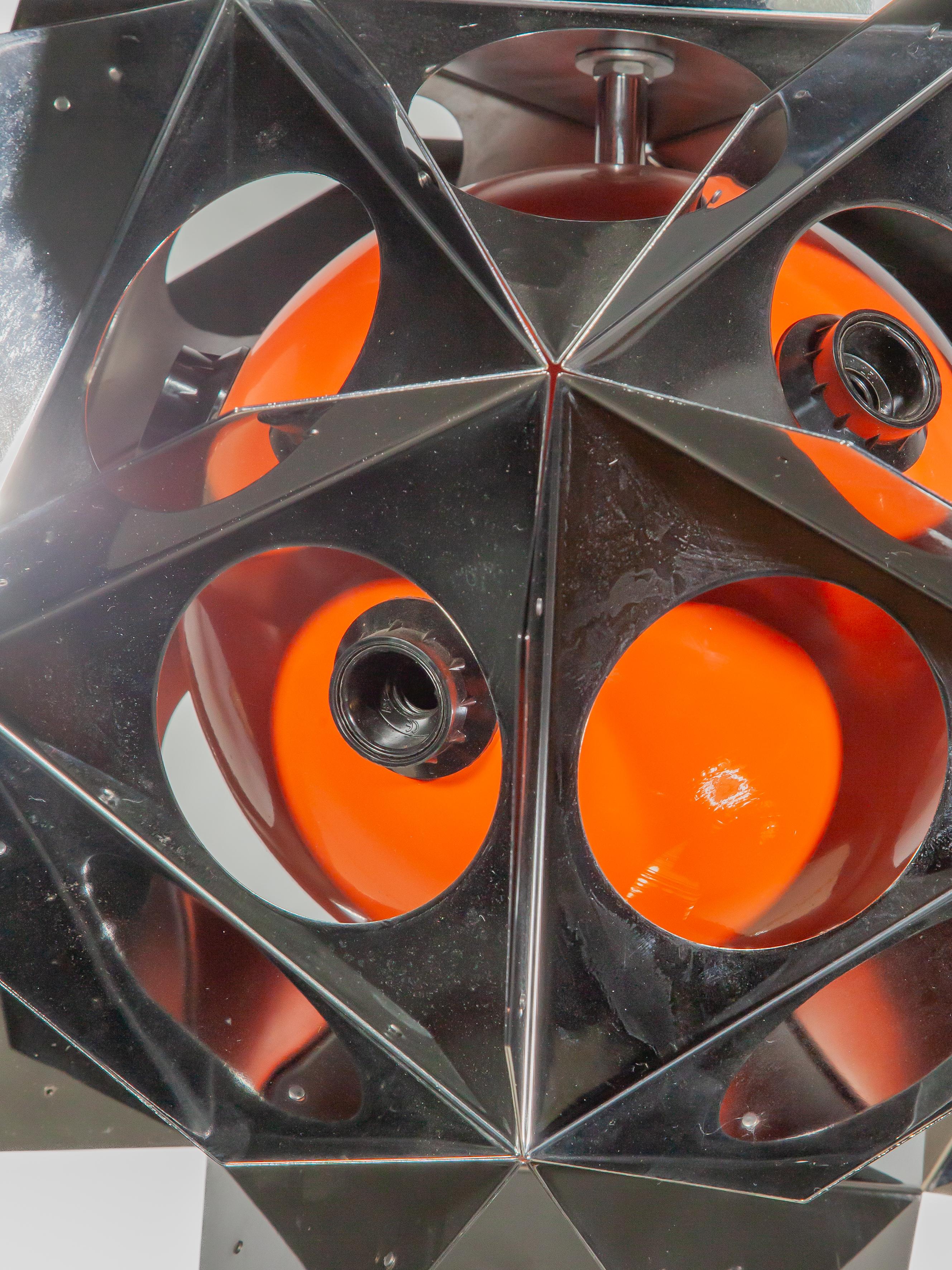 Fine XX secolo Set di due lampadari geometrici arancioni in stile Bruno Munari, A Space Age in vendita