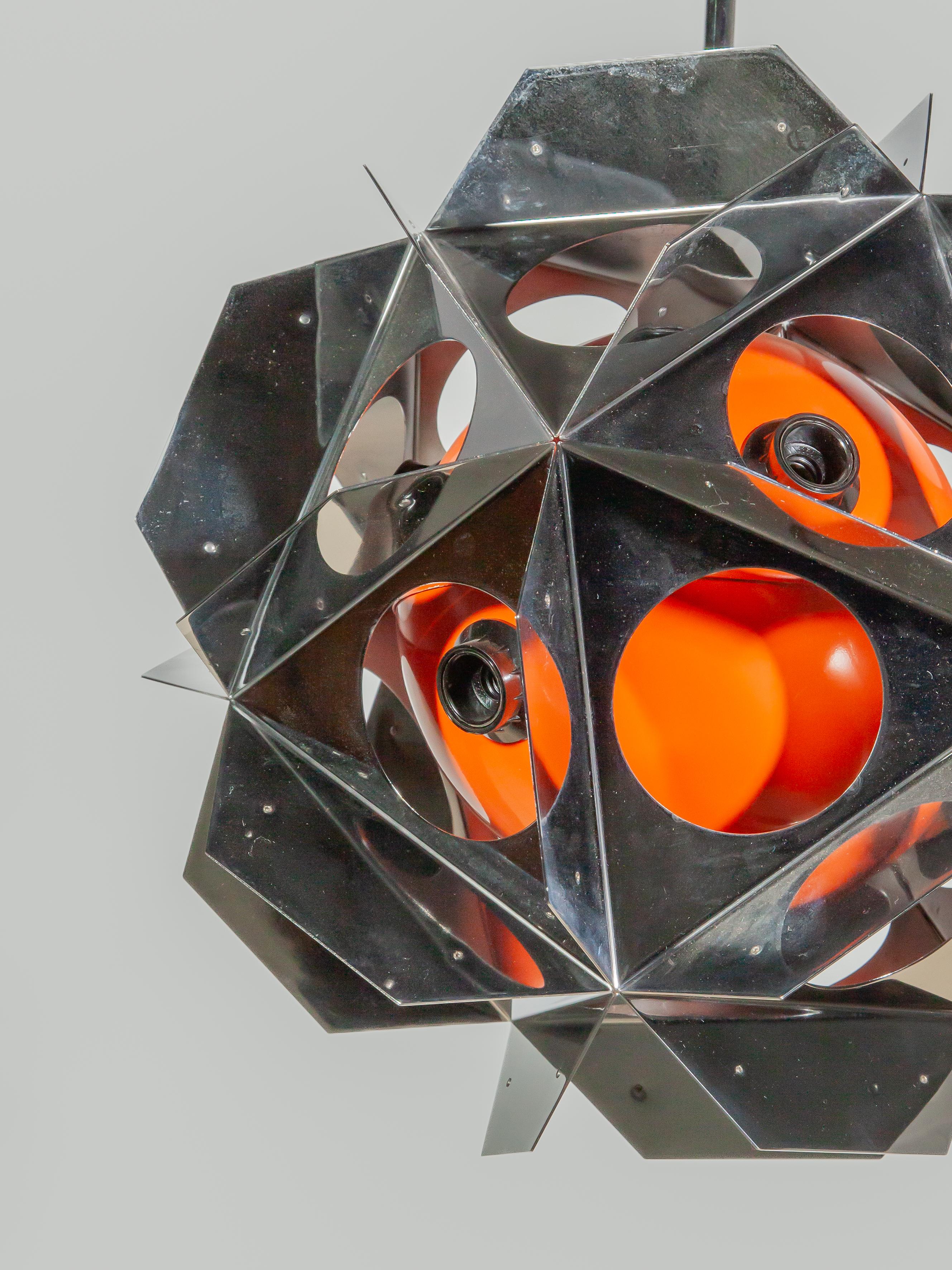 Metallo Set di due lampadari geometrici arancioni in stile Bruno Munari, A Space Age in vendita