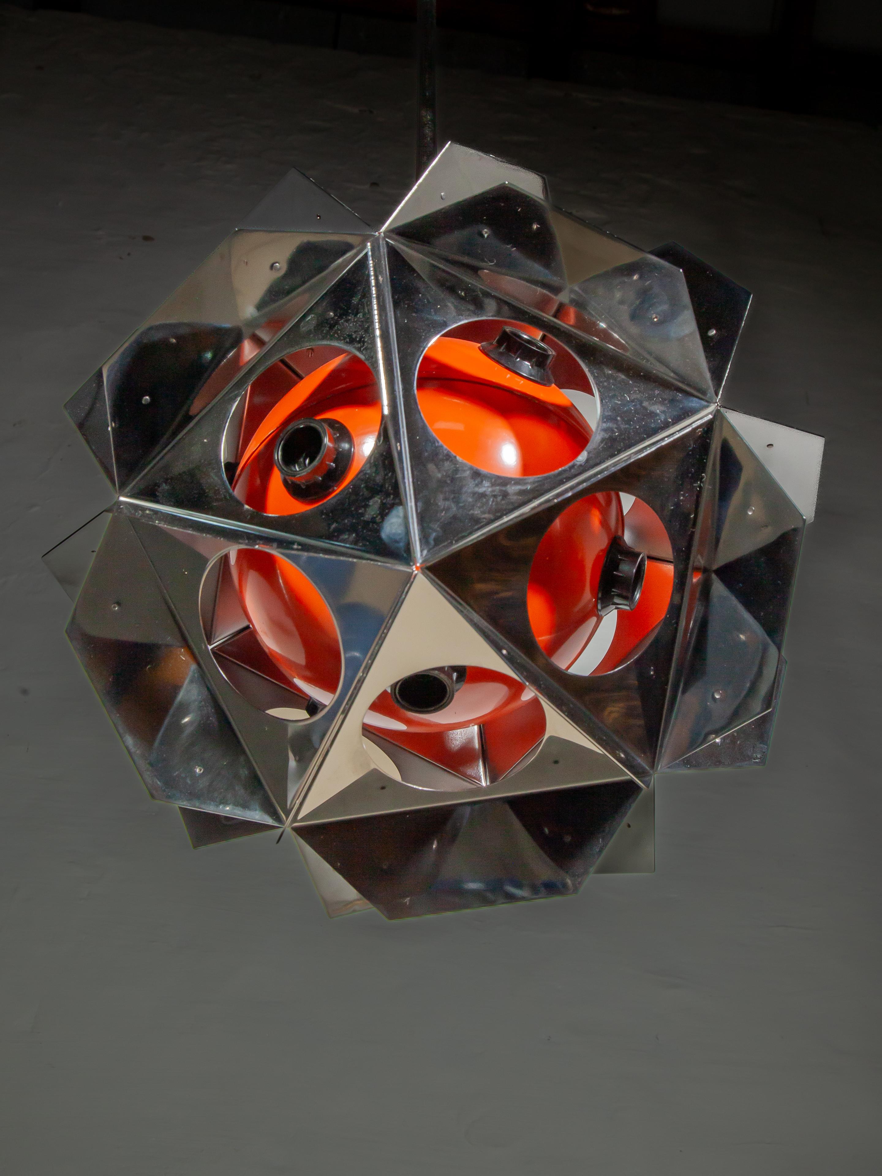 Set di due lampadari geometrici arancioni in stile Bruno Munari, A Space Age in vendita 1