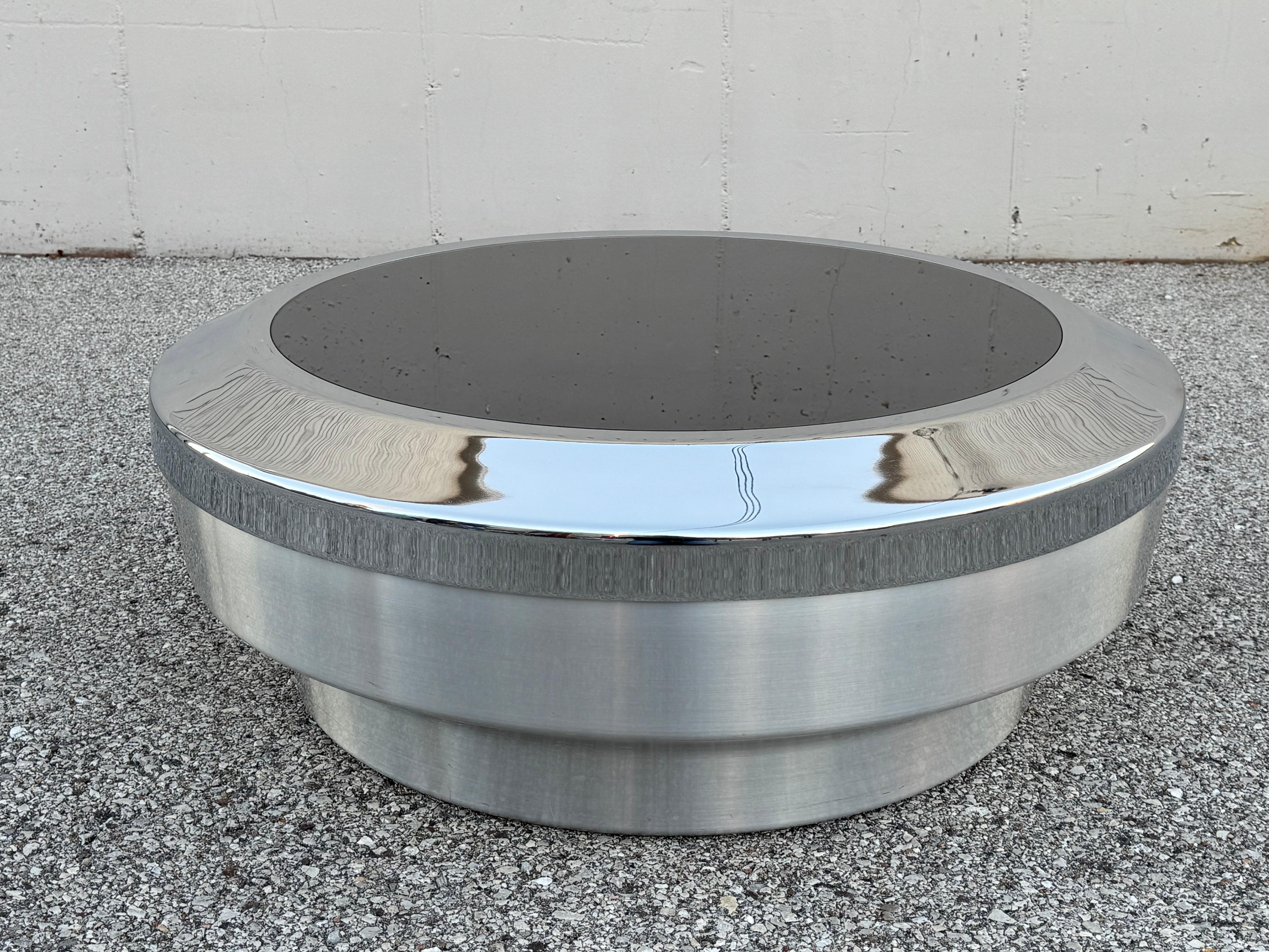 Mid-Century Modern Table basse Space AGE en aluminium brossé et chrome avec plateau de verre en forme de tambour par Gary Neville en vente