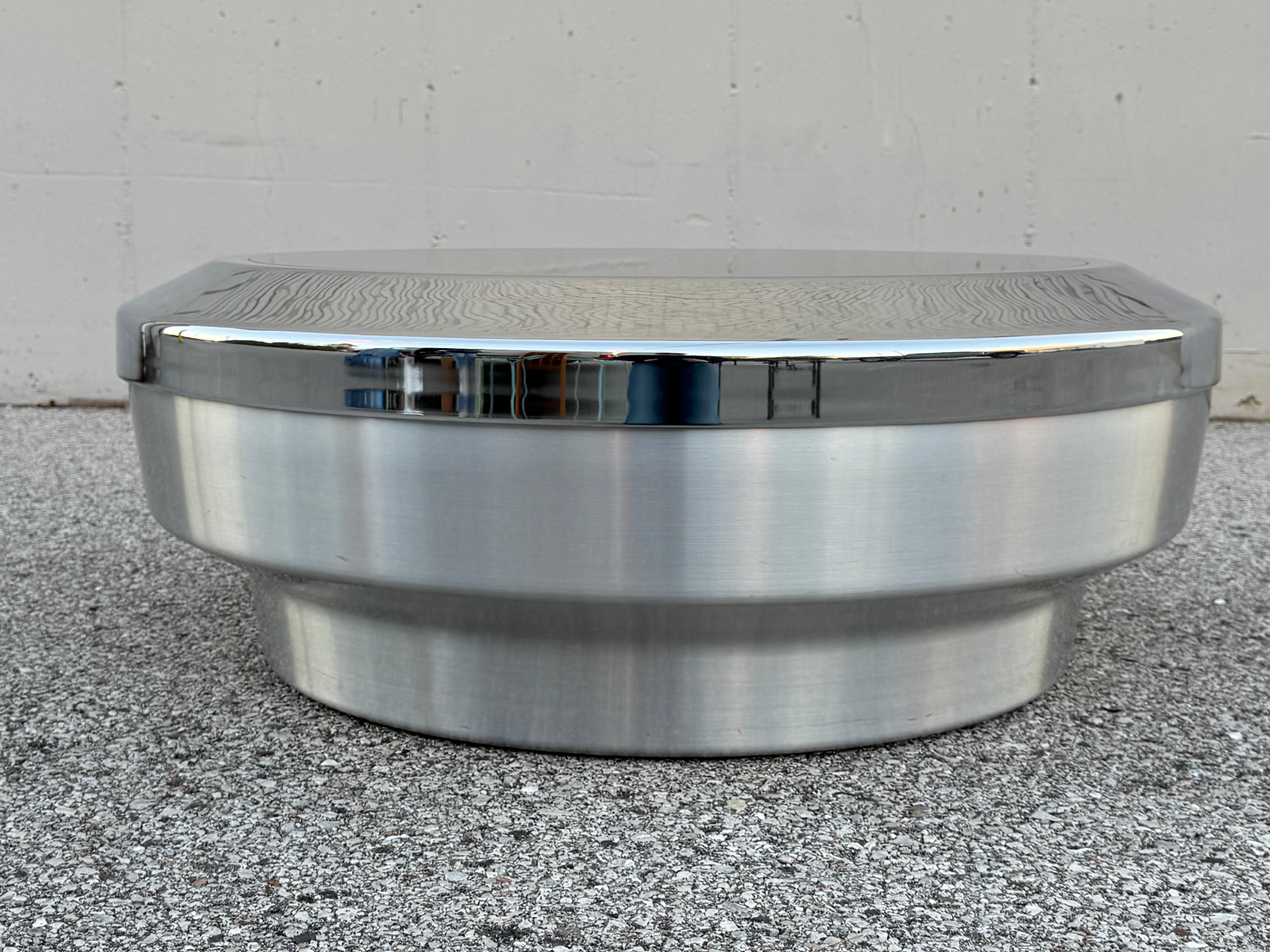 Américain Table basse Space AGE en aluminium brossé et chrome avec plateau de verre en forme de tambour par Gary Neville en vente