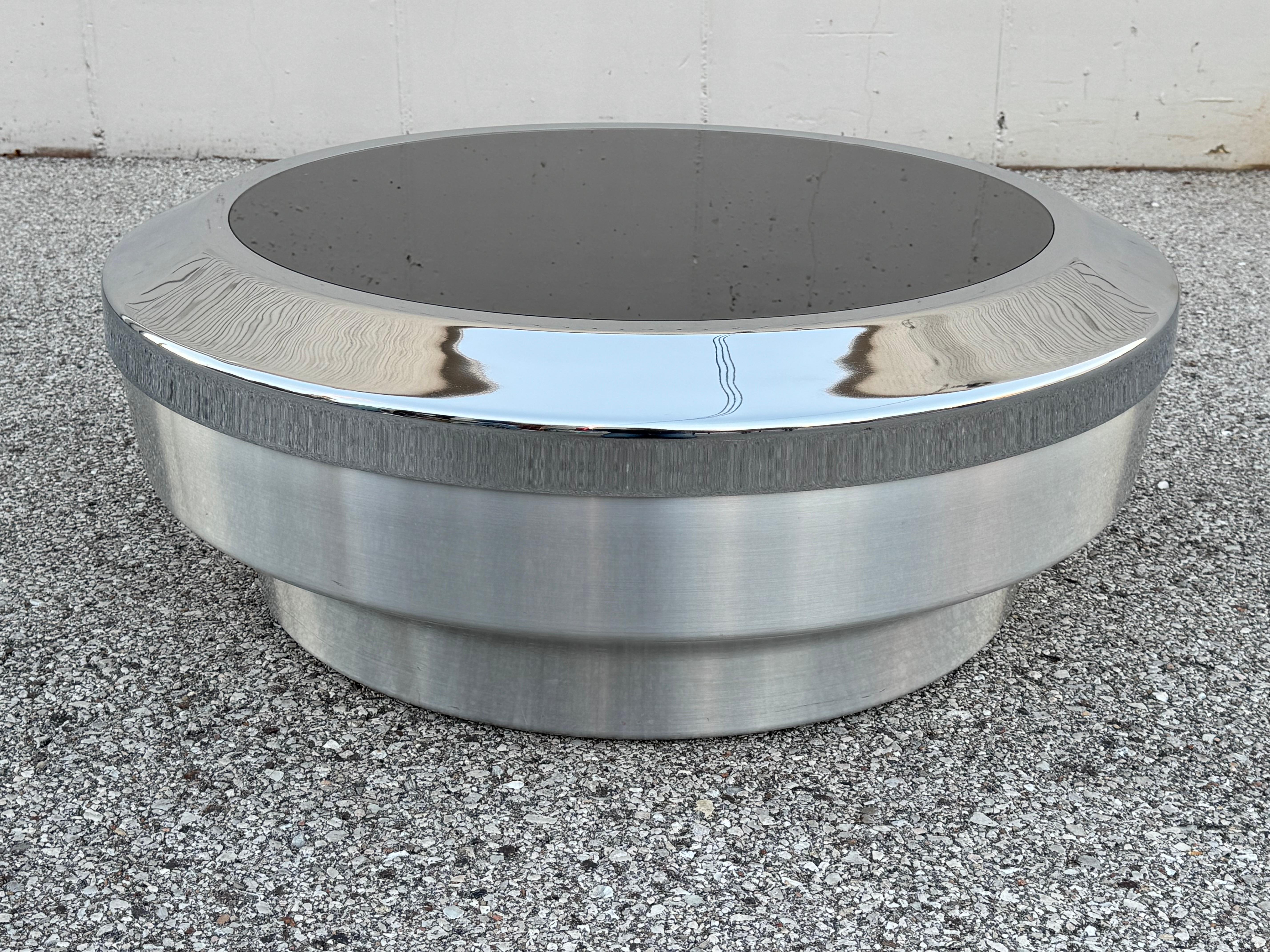 Milieu du XXe siècle Table basse Space AGE en aluminium brossé et chrome avec plateau de verre en forme de tambour par Gary Neville en vente