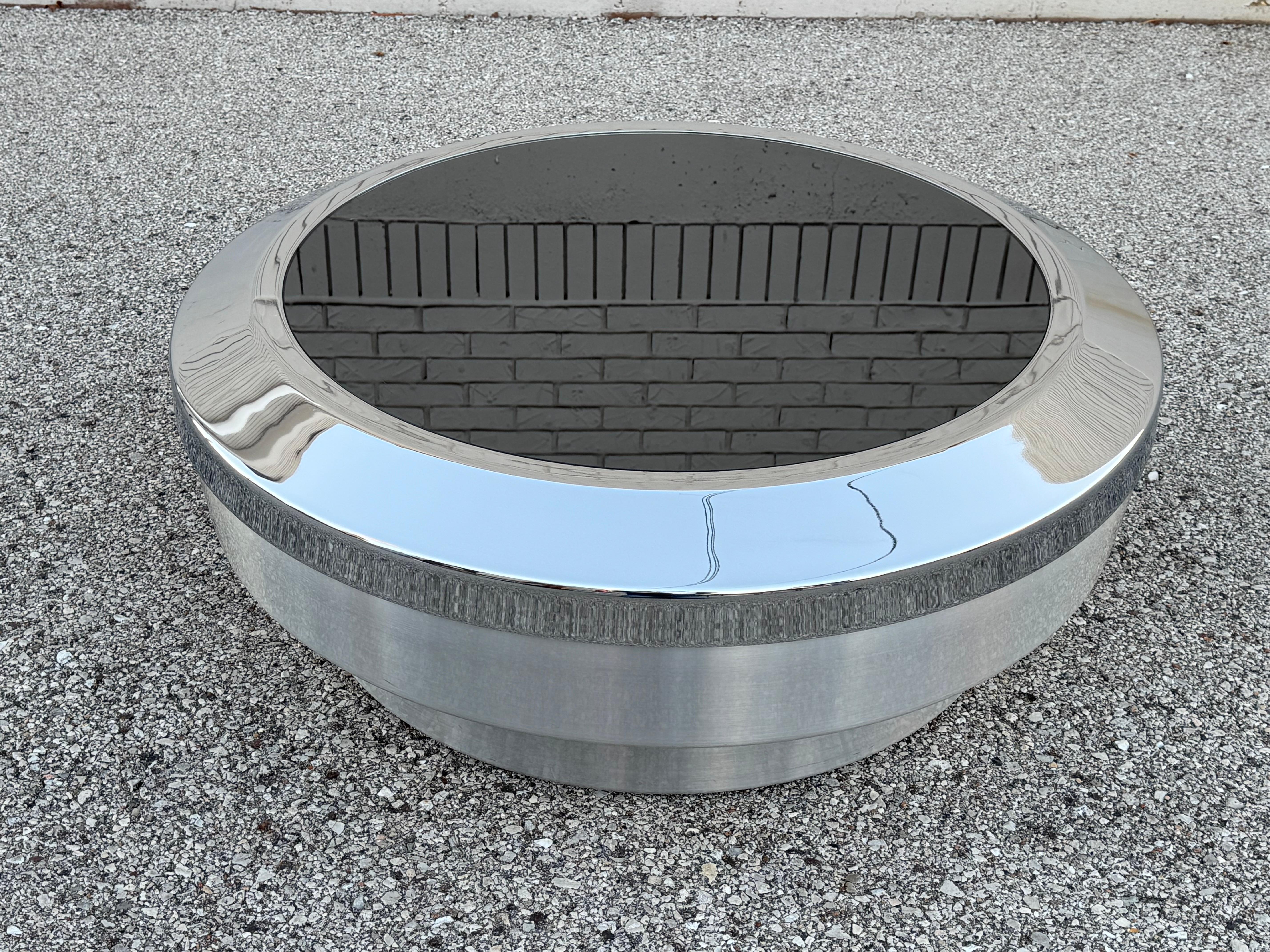 Aluminium Table basse Space AGE en aluminium brossé et chrome avec plateau de verre en forme de tambour par Gary Neville en vente