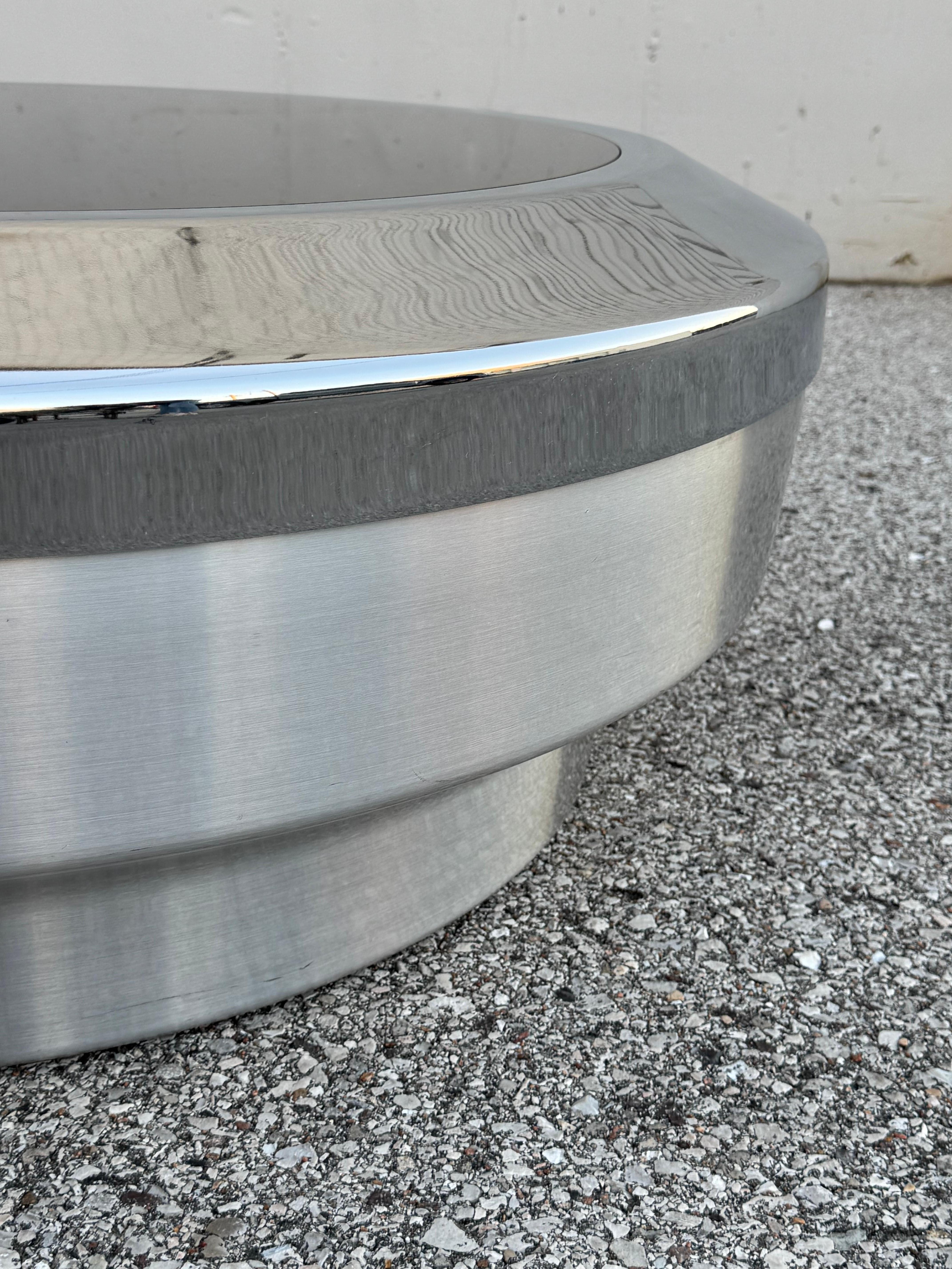 Table basse Space AGE en aluminium brossé et chrome avec plateau de verre en forme de tambour par Gary Neville en vente 1