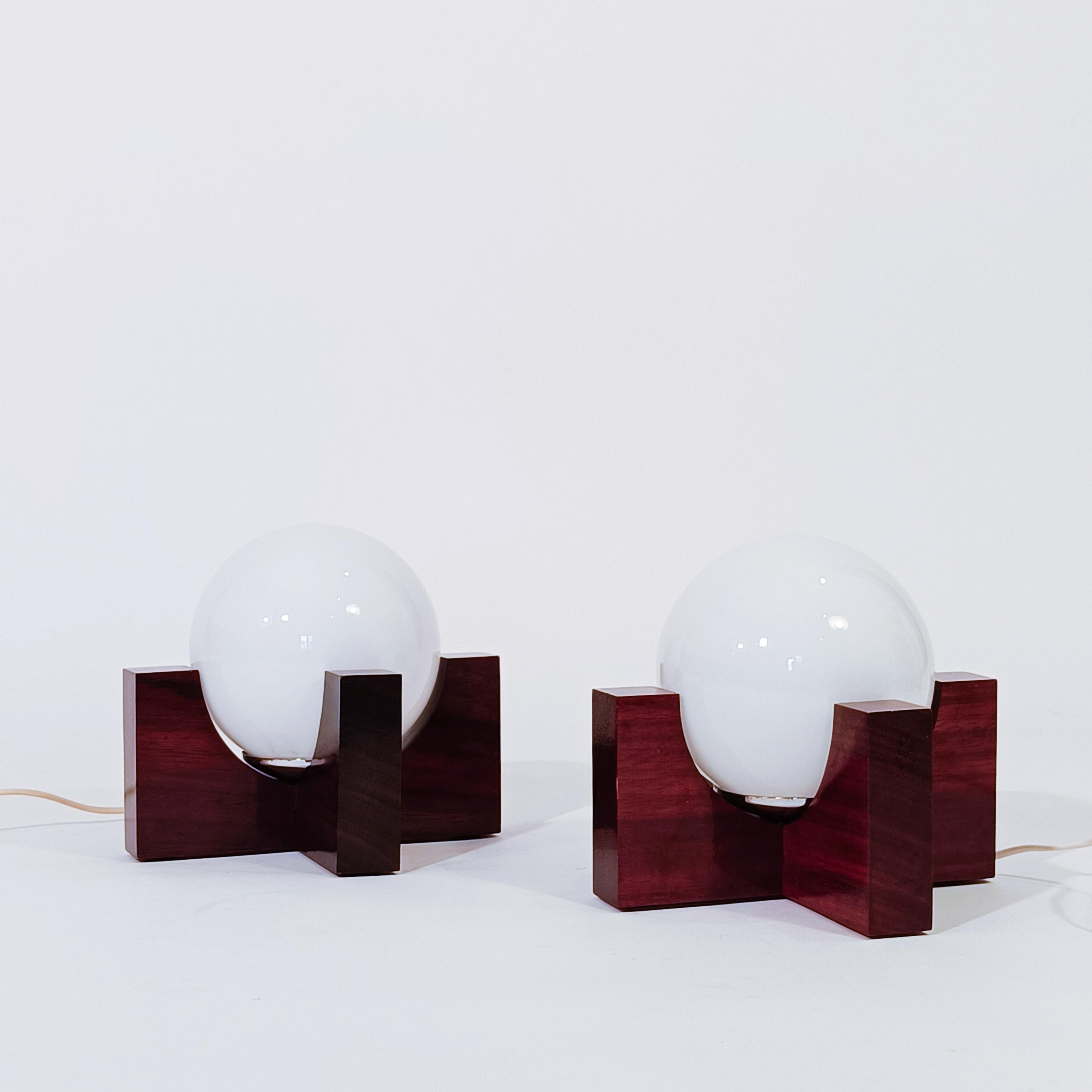 Lampes de table de style brutaliste et de l'ère spatiale par Estiluz, Espagne, années 1970. Chaque pièce est formée d'une base en bois de pin veiné verni dans un ton chocolat foncé, et d'un diffuseur en verre opalin, avec un support en métal chromé