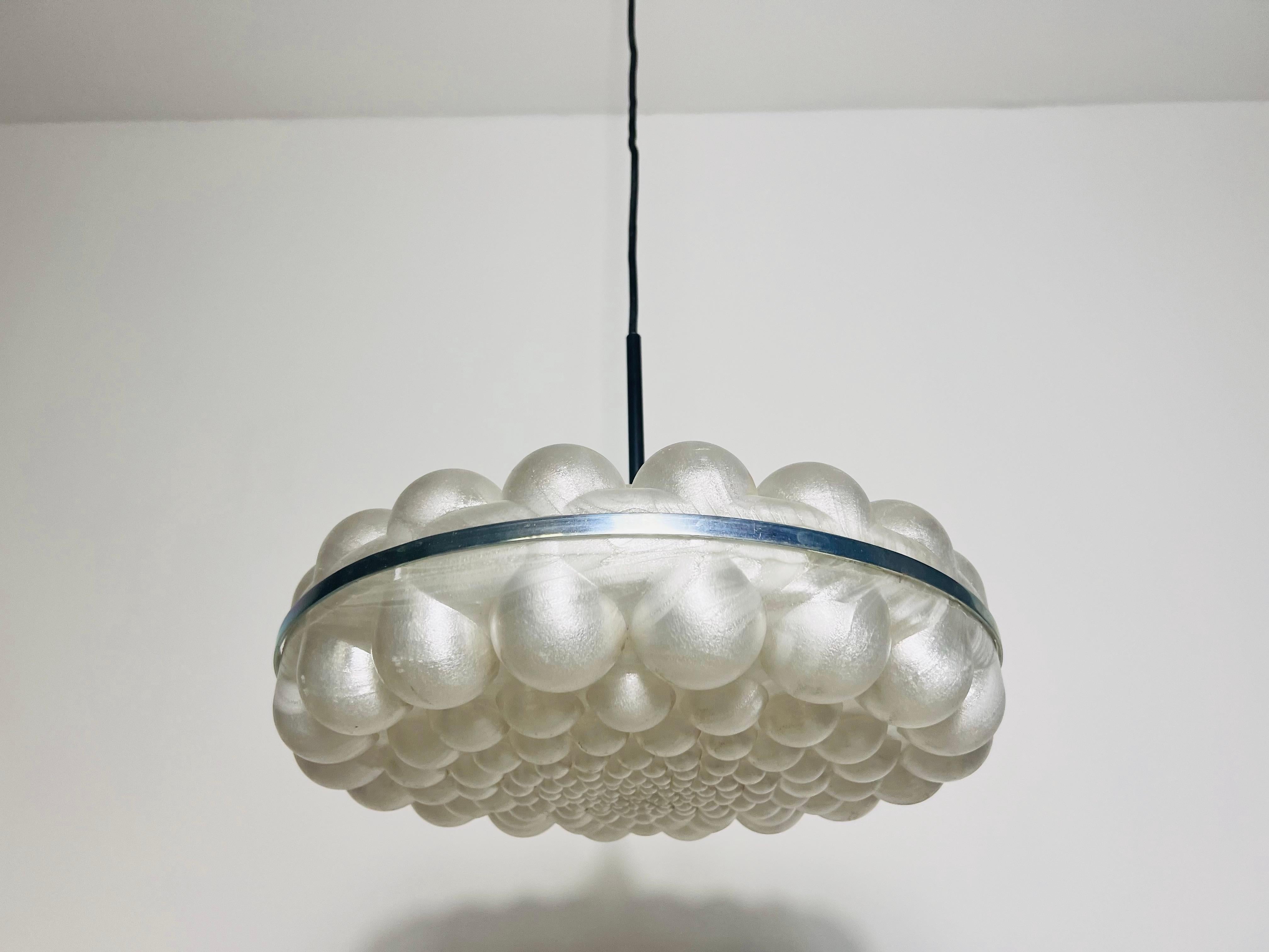 Découvrez une pièce étonnante de l'histoire du design avec cette lampe suspendue bulle unique des années 1970, provenant d'Allemagne. Son design inhabituel le distingue des luminaires typiques de l'Allemagne de l'Est, avec sa forme de bulle en