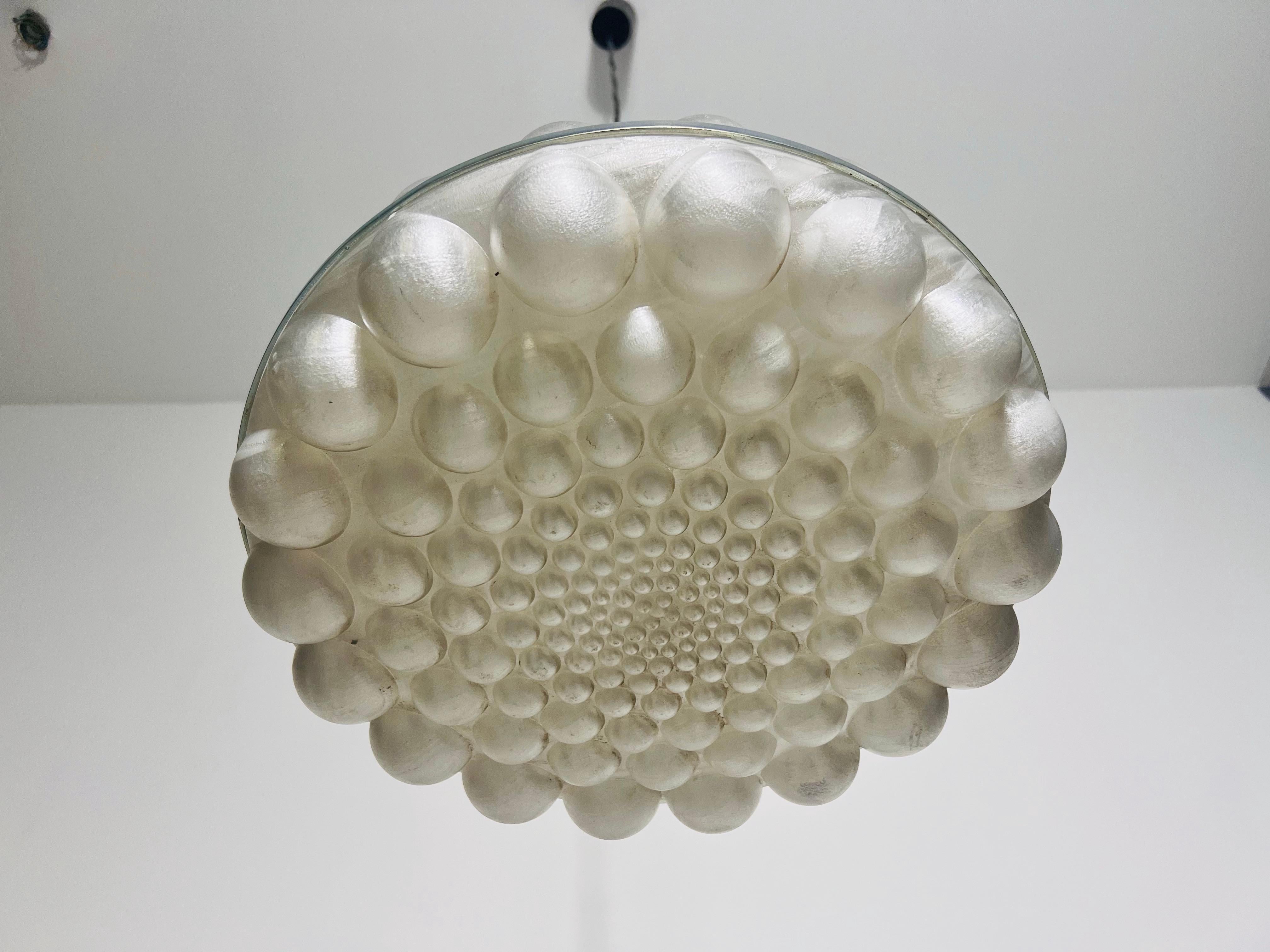 Lampe suspendue de l'ère spatiale, Allemagne de l'Est, 1970 Bon état - En vente à Hagenbach, DE