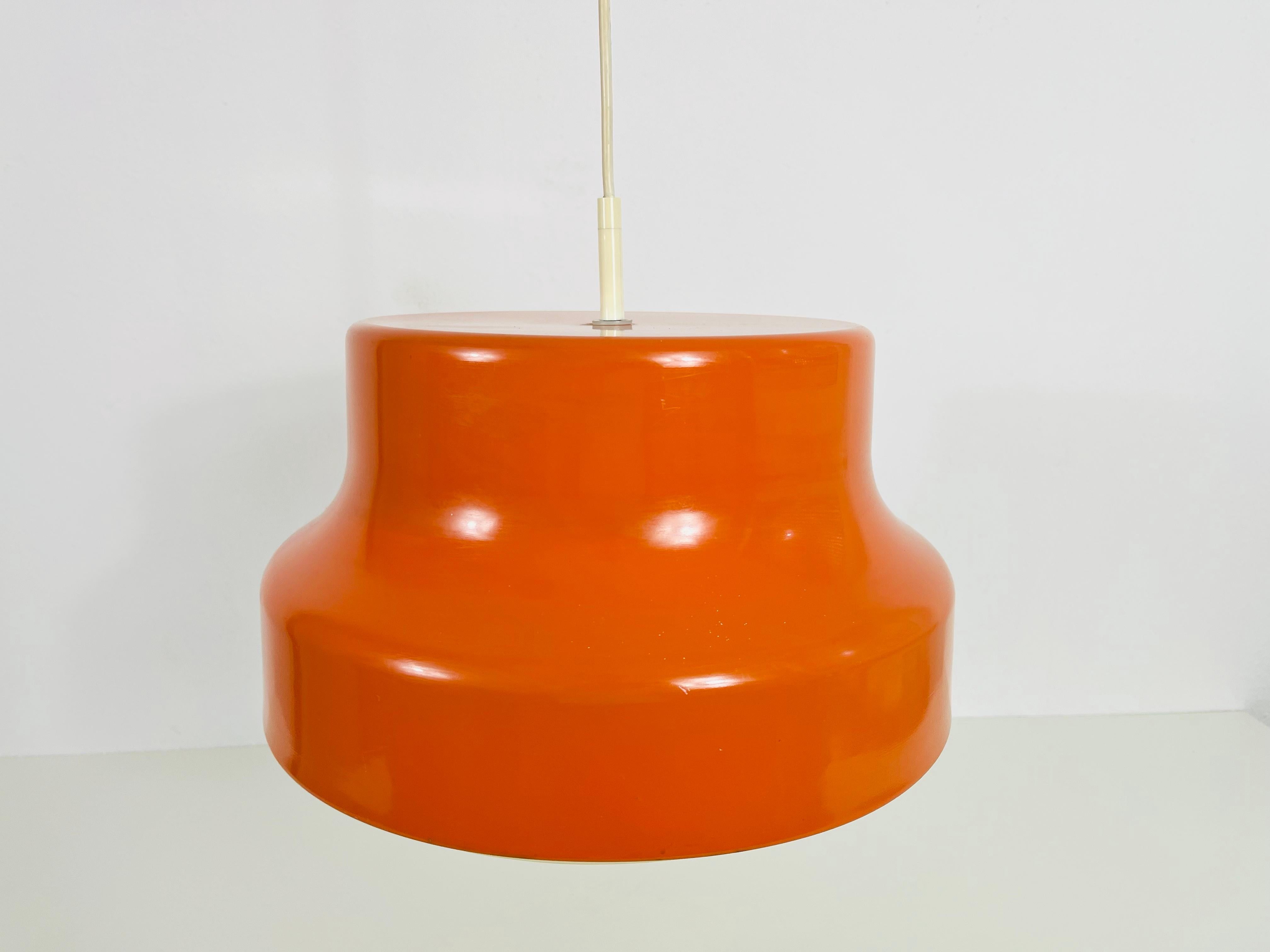 Plastic Bumling pendant lamp made in the 1970s.

Measures: 

Height of shade: 21 cm
Max height: 90 cm
Diameter: 36 cm

The light requires one E27 light bulb. Works with both 120V/220V. Good vintage condition.

Free worldwide express