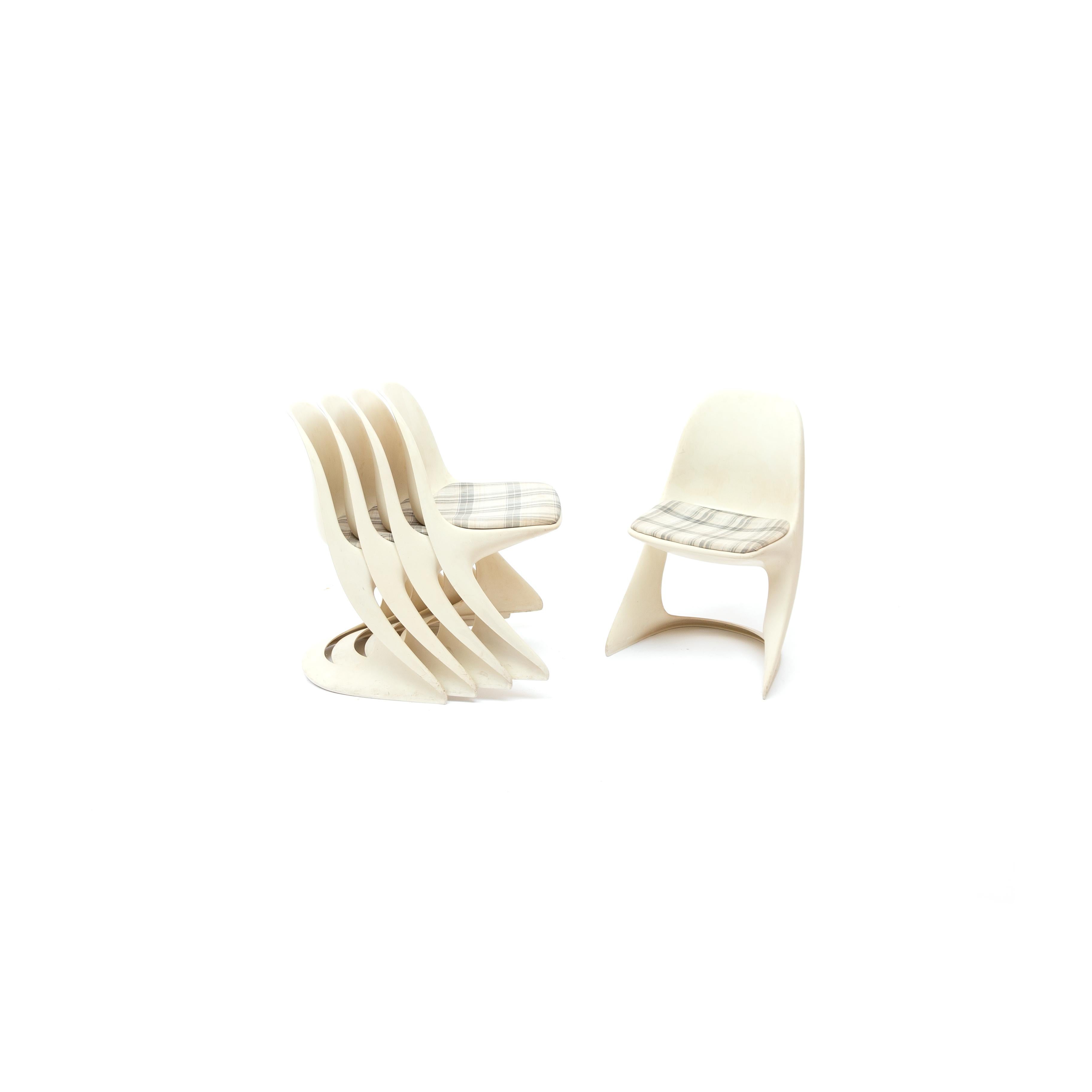 Chair “Cantilever 290”: solid cast plastic structure. Published by “Cado” in 1970.

The five chairs have a white plastic seat frame and a seat made of checked textile fabric. Also the chairs are stackable. The design for these chairs was created