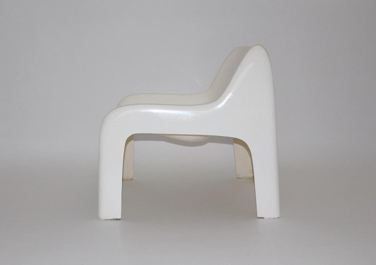 Space Age white vintage fiberglass lounge chair designed by Carlo Bartoli for Arflex 1967 Italy.
While the comfortable lounge chair from fiberglass shows wonderful simple white color, the shape features a curved back and a fluently sculptural feel