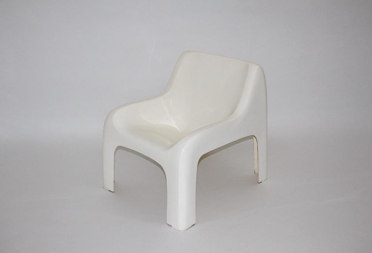 Space Age Carlo Bartoli White Vintage Fiberglass Lounge Chair Gaia 1967 Italy In Good Condition For Sale In Vienna, AT