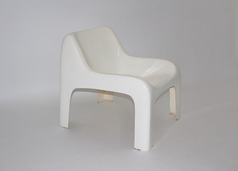 Mid-20th Century Space Age Carlo Bartoli White Vintage Fiberglass Lounge Chair Gaia 1967 Italy For Sale
