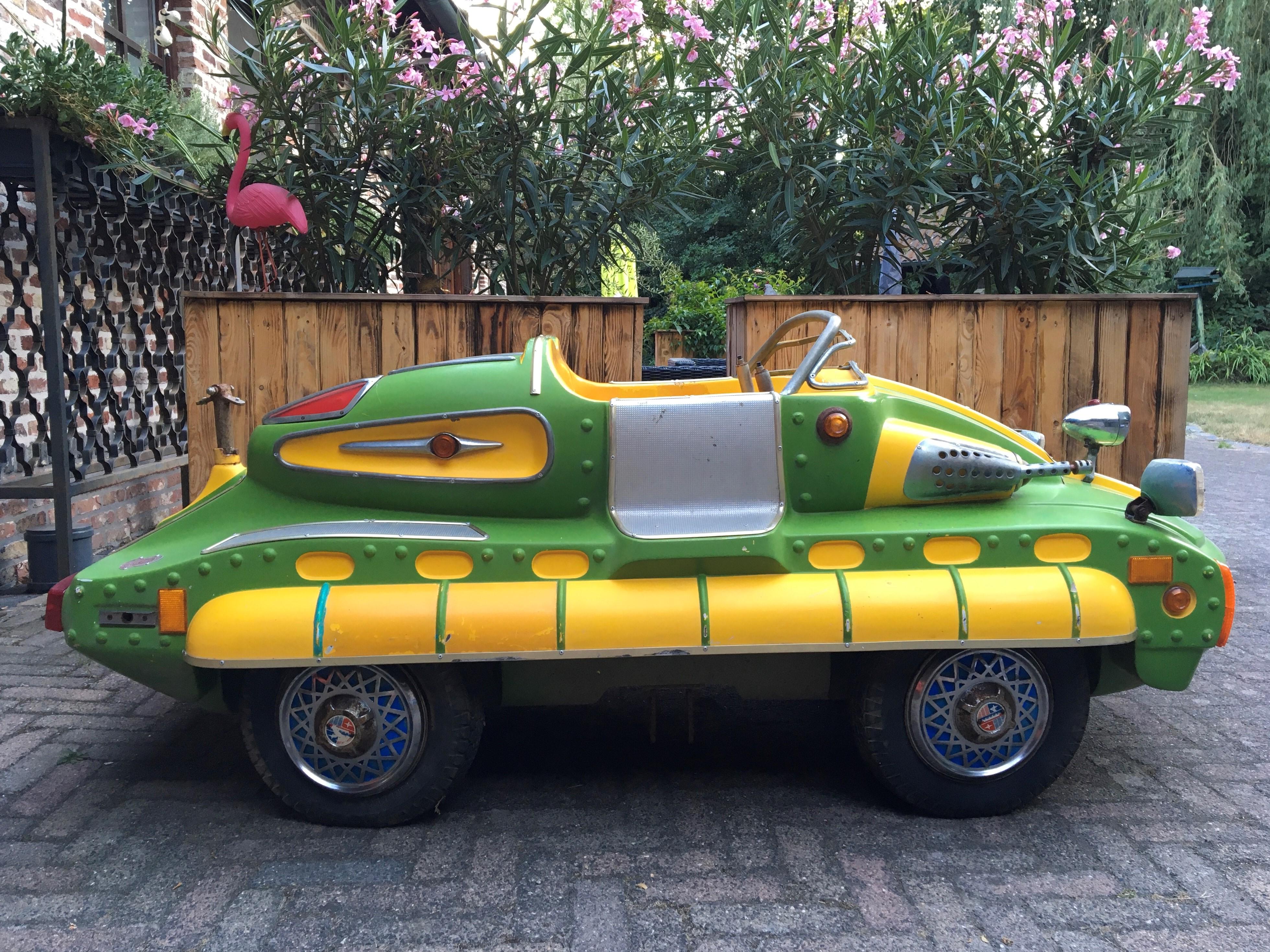 Weltraumzeitalter Kirmeswagen - futuristischer Karussellwagen von Sartori Claudio Italien, 
ein italienisches Unternehmen, das seit Anfang der 50er Jahre auf Kinderautos und andere große Attraktionen für die Vergnügungsindustrie spezialisiert ist.