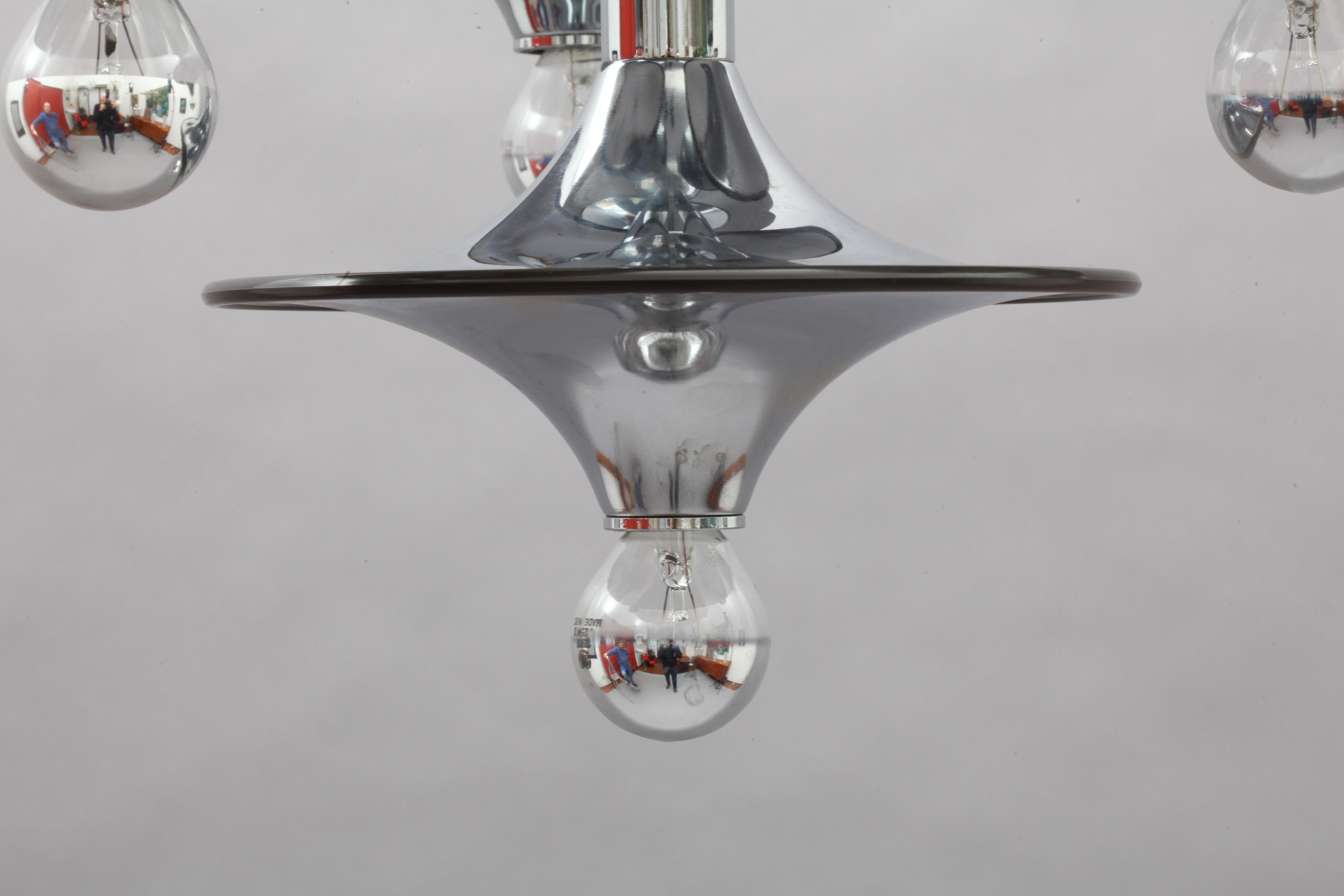 Montaggio a incasso a soffitto
 nello stile di Reggiani,
Italia, 1970.
Quattro prese per lampadine E 14.
Cromo.
 