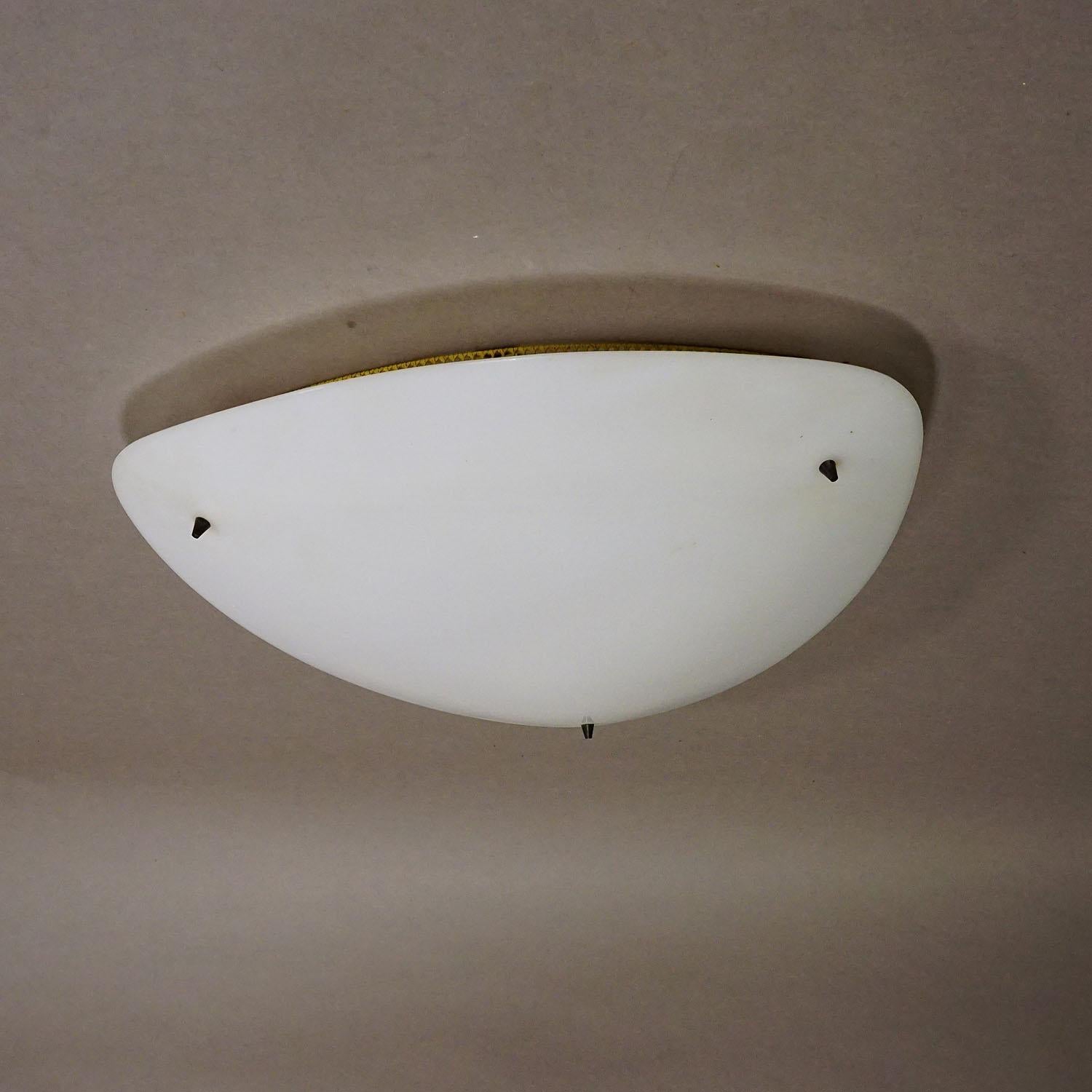 Space Age Ceilling Lamp by Tele-Ambiance 1960s, France

This vintage spage age lamp is a true eye-catcher for your 60s furnishing. It was made by the French company Télé-Ambiance in the 1960s and produced in different sizes as ceiling fixture, wall