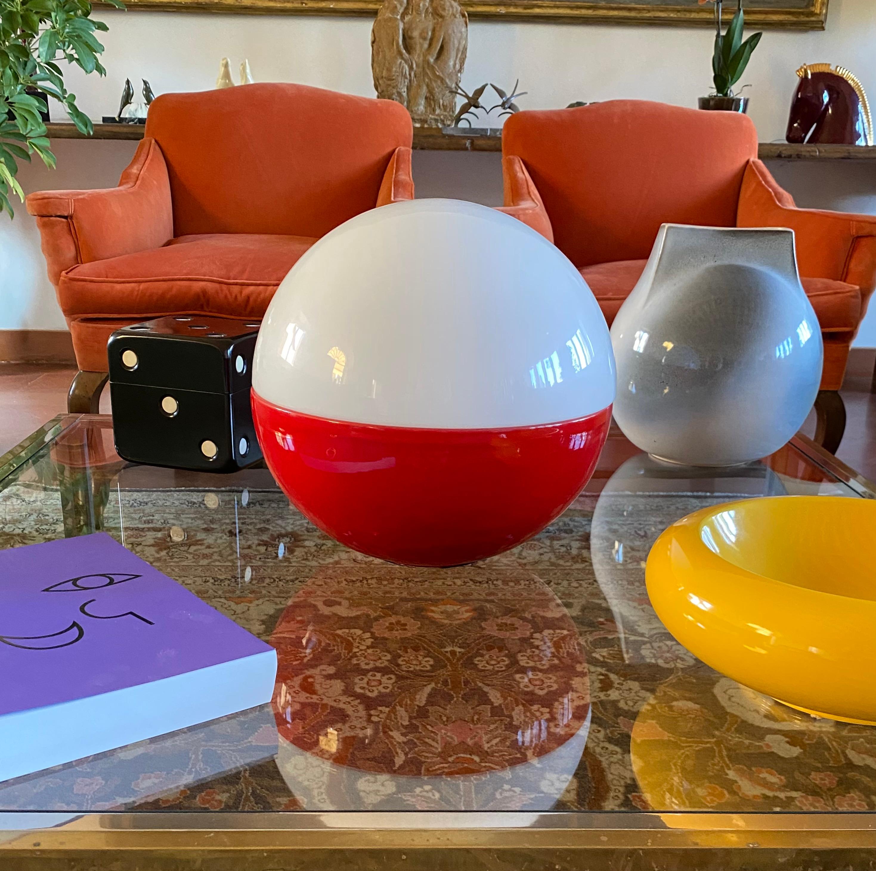 Space Age red ceramic and opaline glass table lamp

Alvino Bagni, Italy, 1970s

H 35 × 35 cm

Conditions: excellent, no defects