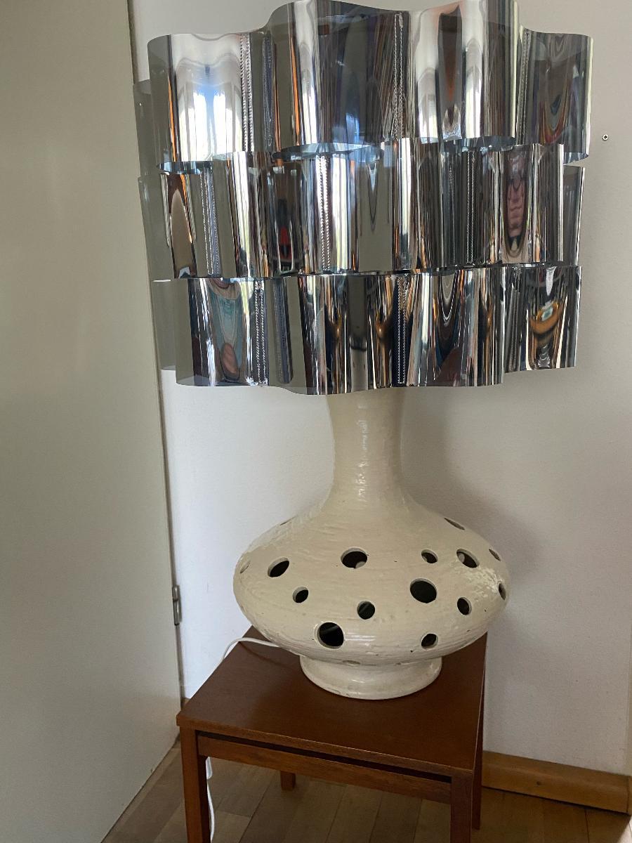 Stunning Space Age table lamp or floor lamp. The lamp shade is not original and is a new one.
Dimensions including shade: 71 cm H and 48 cm W
No light in the foot.