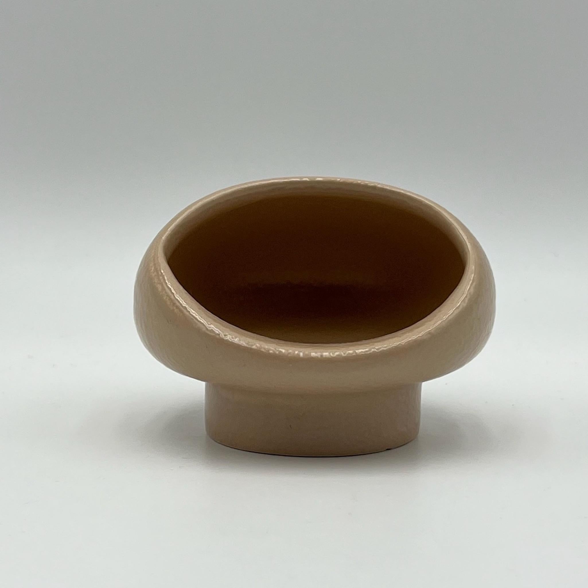Magnifique vase en céramique conçu par le Studio/One, à Milan, pour Gabbianelli à la fin des années 60. Cette pièce est ornée d'une élégante couleur beige et d'une texture 
