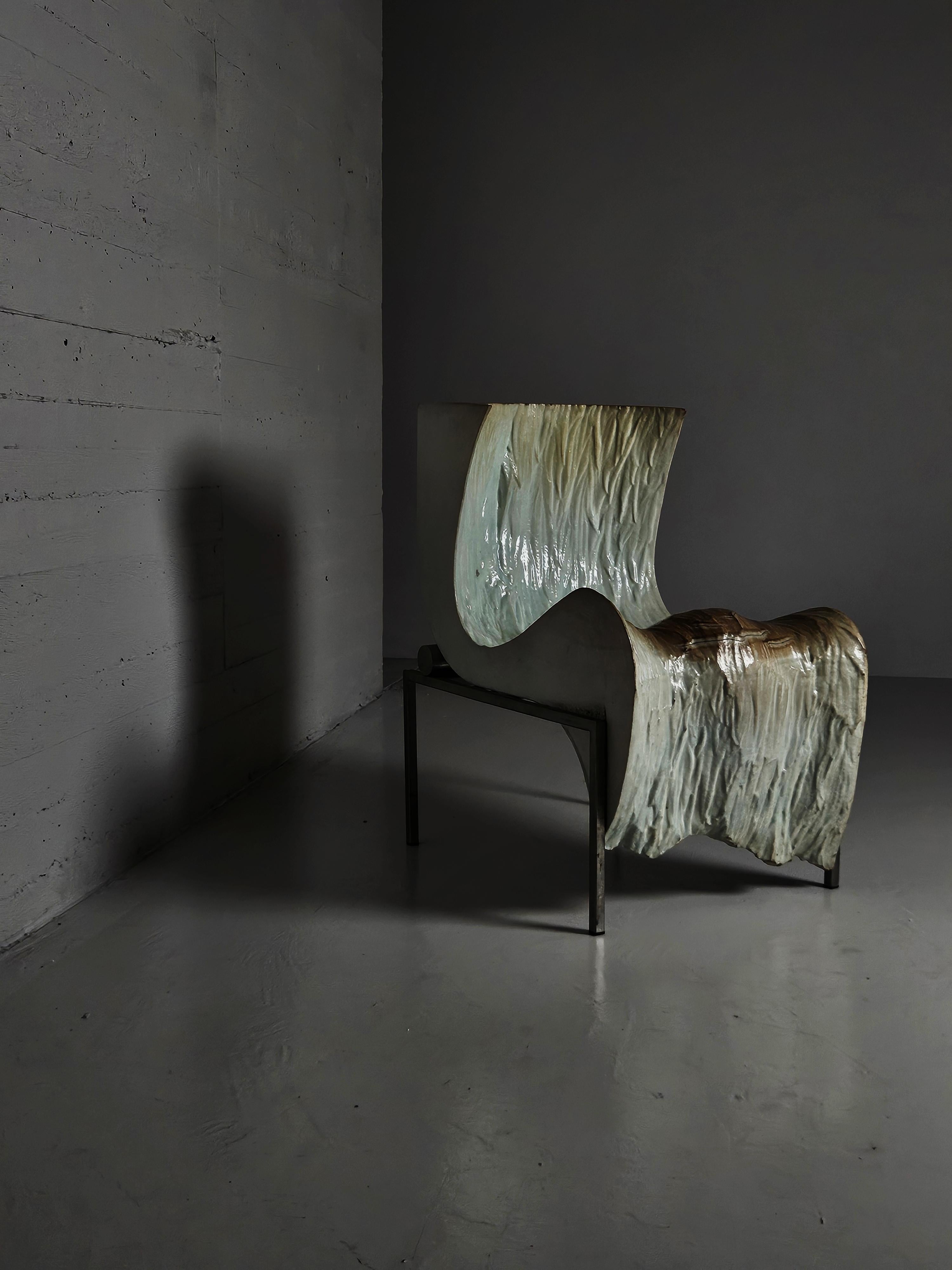 Seltener Stuhl des italienischen Künstlers und Designers Gianni Osgnach für Dilmos aus dem Jahr 1999. 

Das Modell heißt 'Estrosa' und besteht aus einem Stahlrahmen mit einem Sitz aus Polystyrolschaum in Form eines gefrorenen Wasserfalls. 

Einige