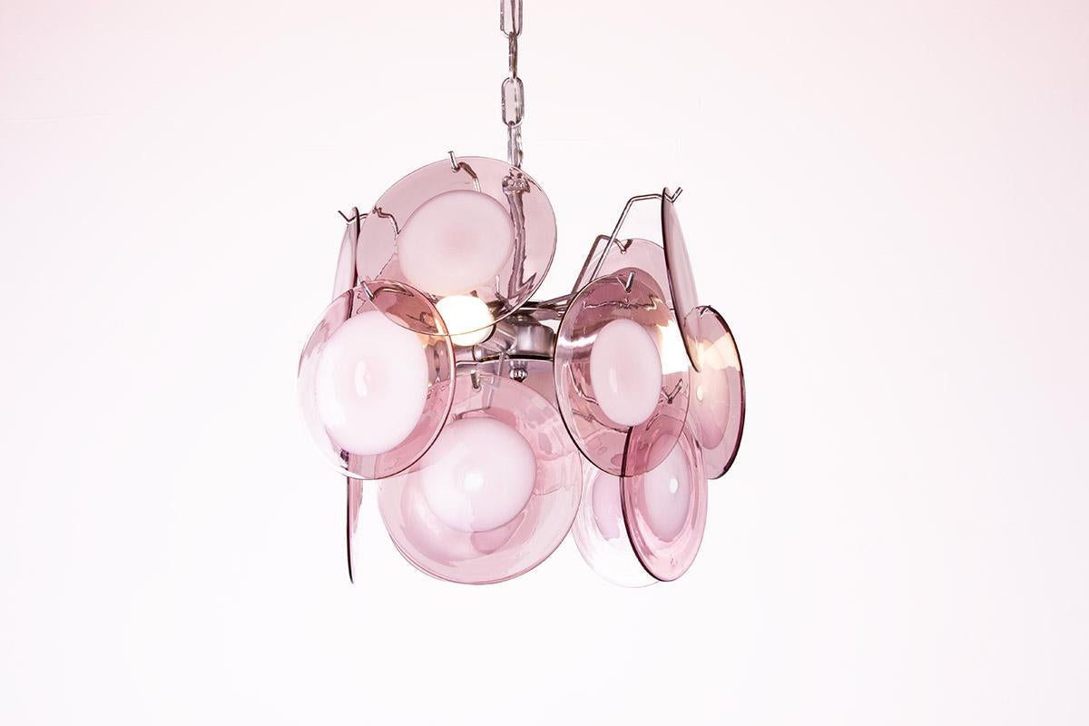 Hervorragender großer italienischer Kronleuchter. Jeder Anhänger ist aus Murano-Glas mundgeblasen. Die verchromte Metallstruktur, die mit einer Kette versehen ist, ist robust und leicht verstellbar. Das Licht wird durch die farbenfrohen