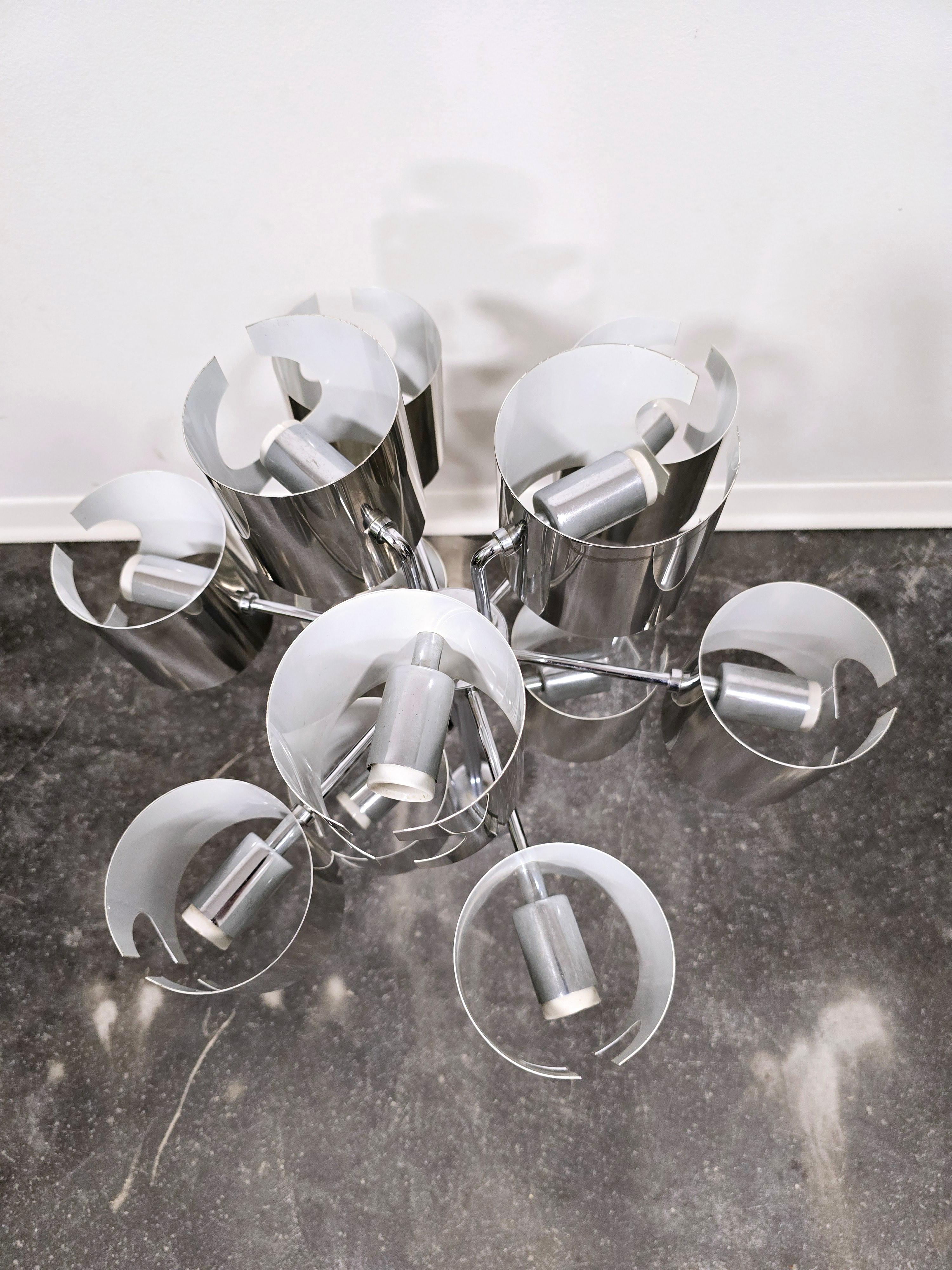 Lustre conçu par Gaetano Sciolari. Il présente la forme d'un atome et 12 ampoules électriques formées comme des cubes. 

Il est fabriqué en acier inoxydable et en laiton. Fabriqué en Italie dans les années 1970.

Éclectique, âge de l'espace, cubique