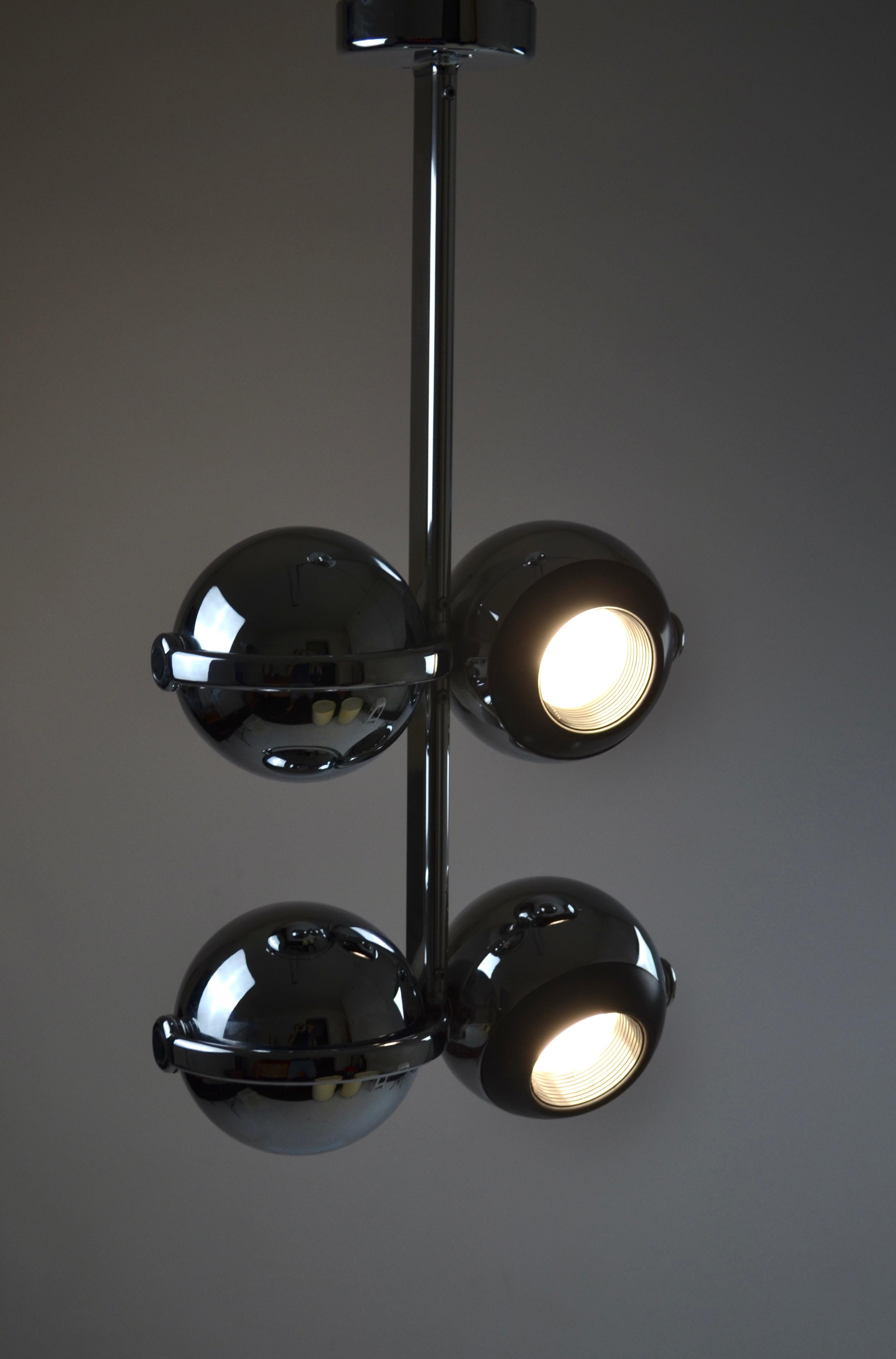 Chandelier designed by Terence Conran and manufactured by the German manufacturer Erco lightening, in the 1970s. This piece is made up of 