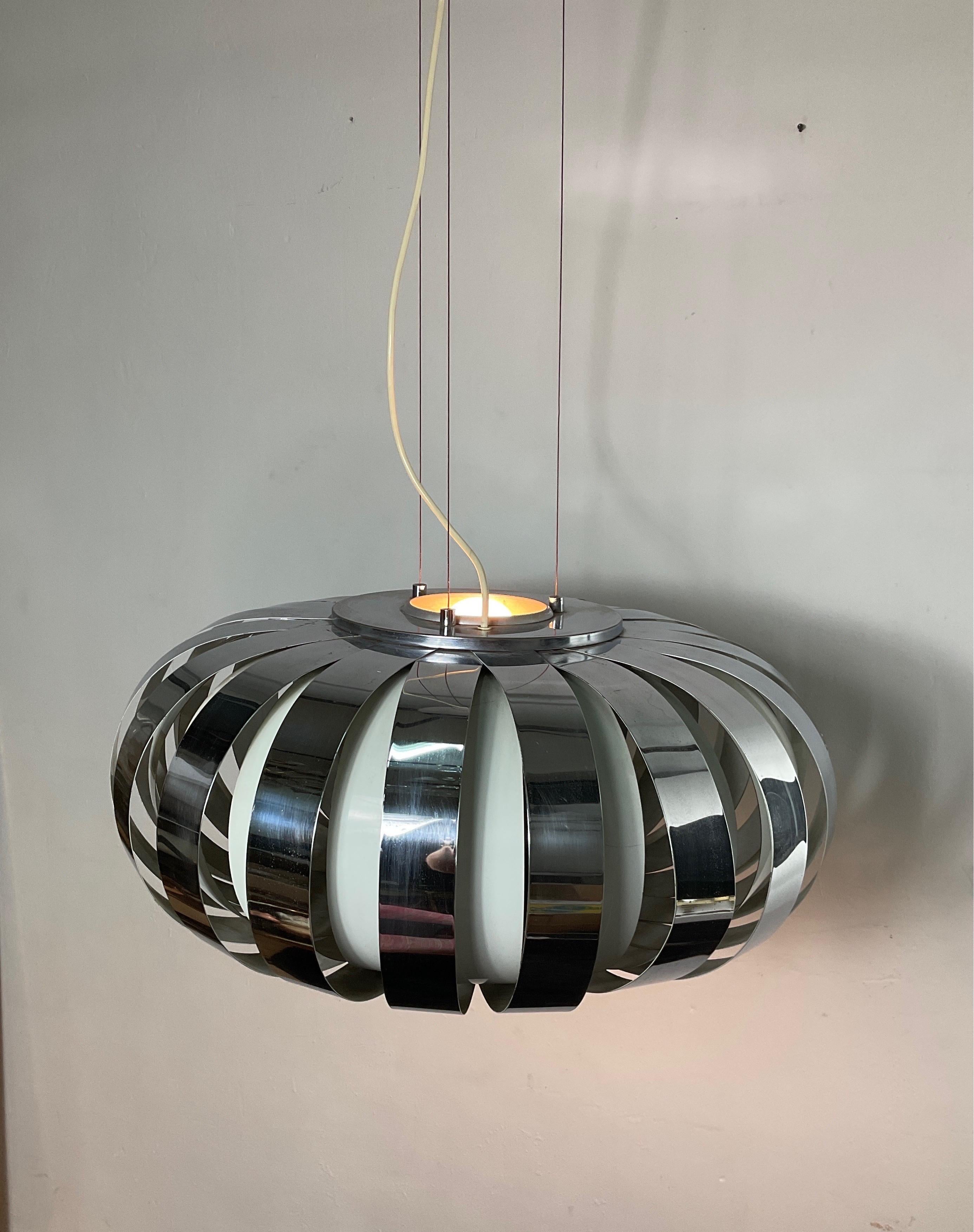 Space-age chandelier in chrome and lacquered steel from the 70s For Sale 3