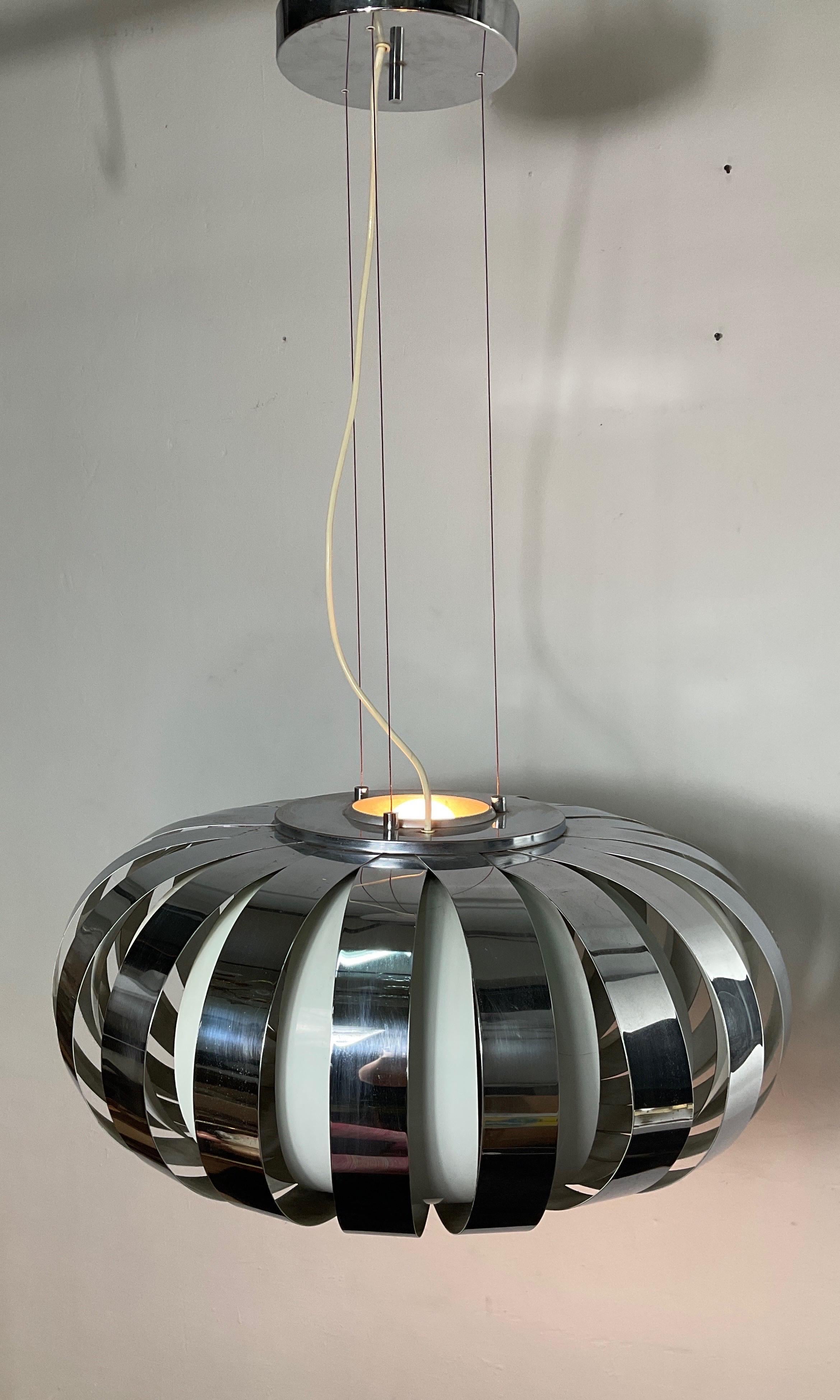 Space-age chandelier in chrome and lacquered steel from the 70s For Sale 4