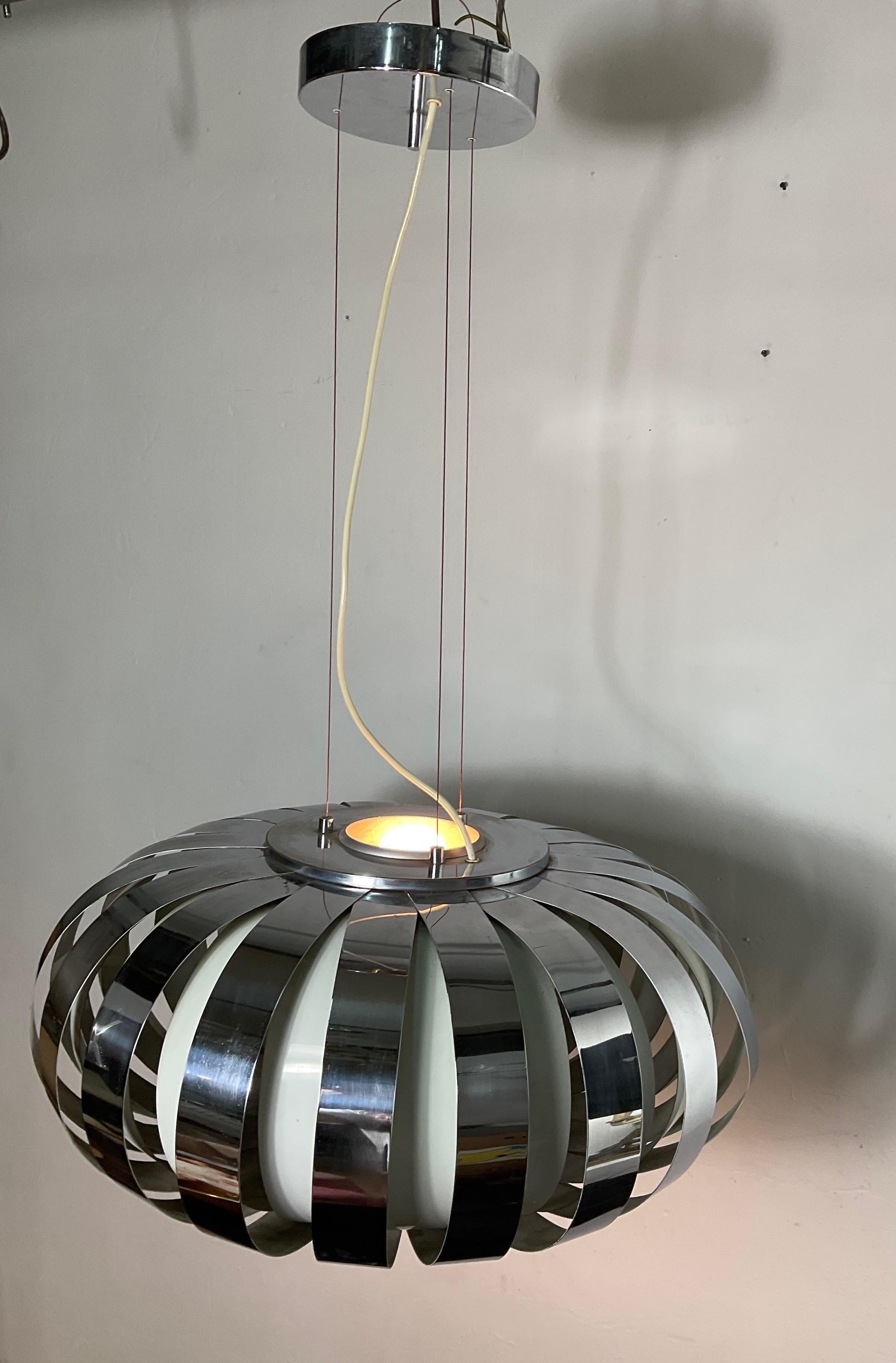 Space-age chandelier in chrome and lacquered steel from the 70s For Sale 8