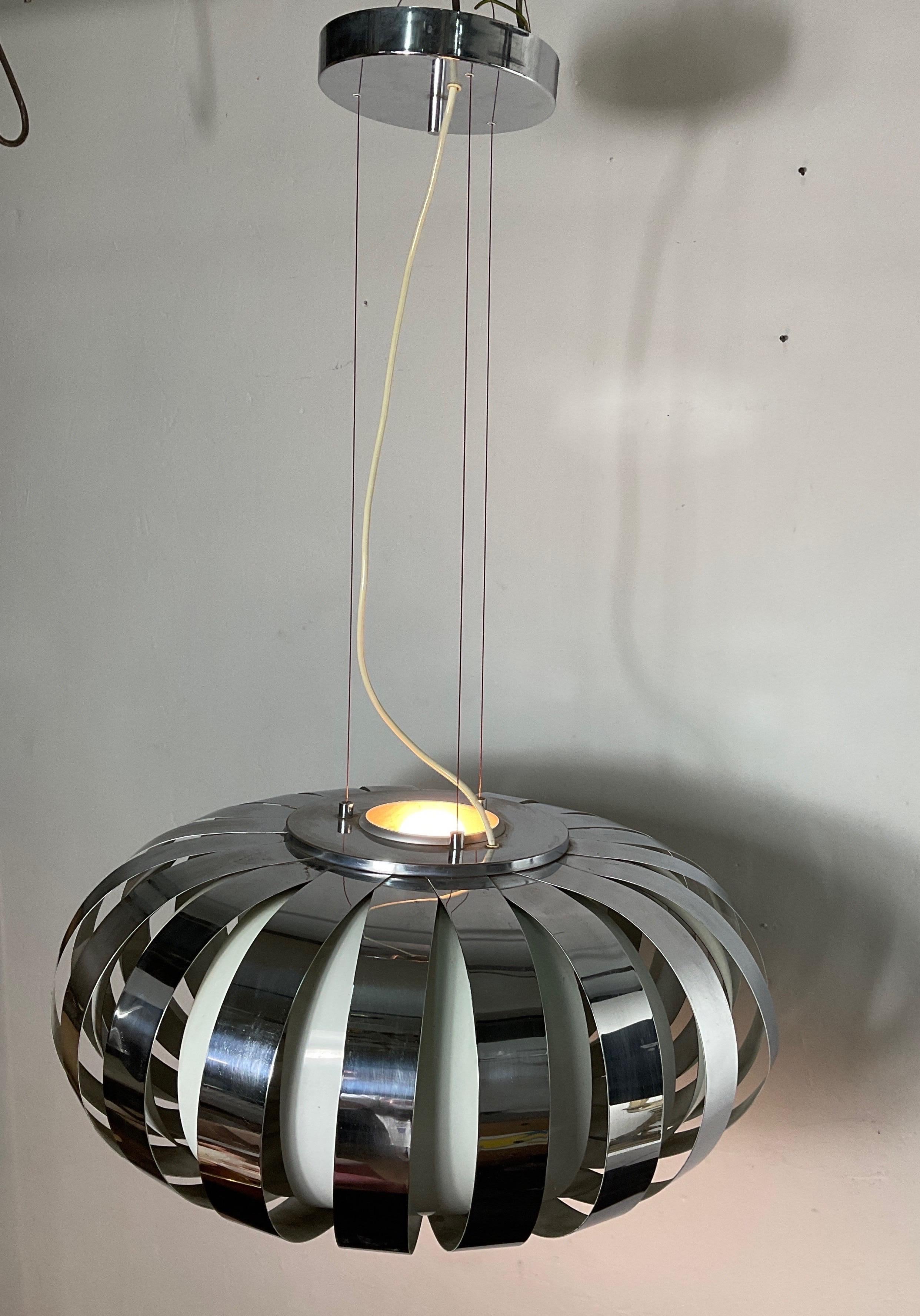 Space-age chandelier in chrome and lacquered steel from the 70s For Sale 10