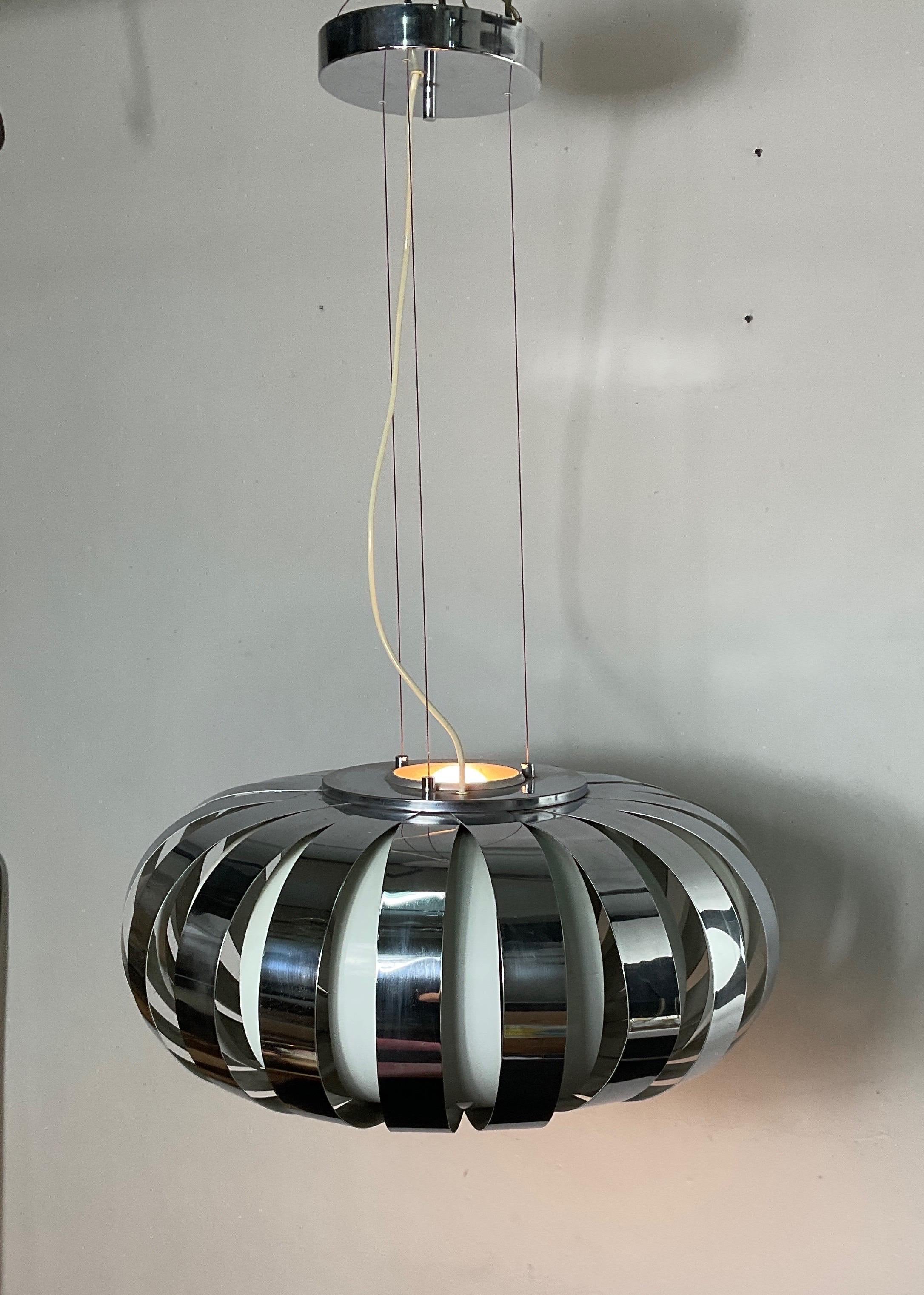 Space Age Space-age chandelier in chrome and lacquered steel from the 70s For Sale