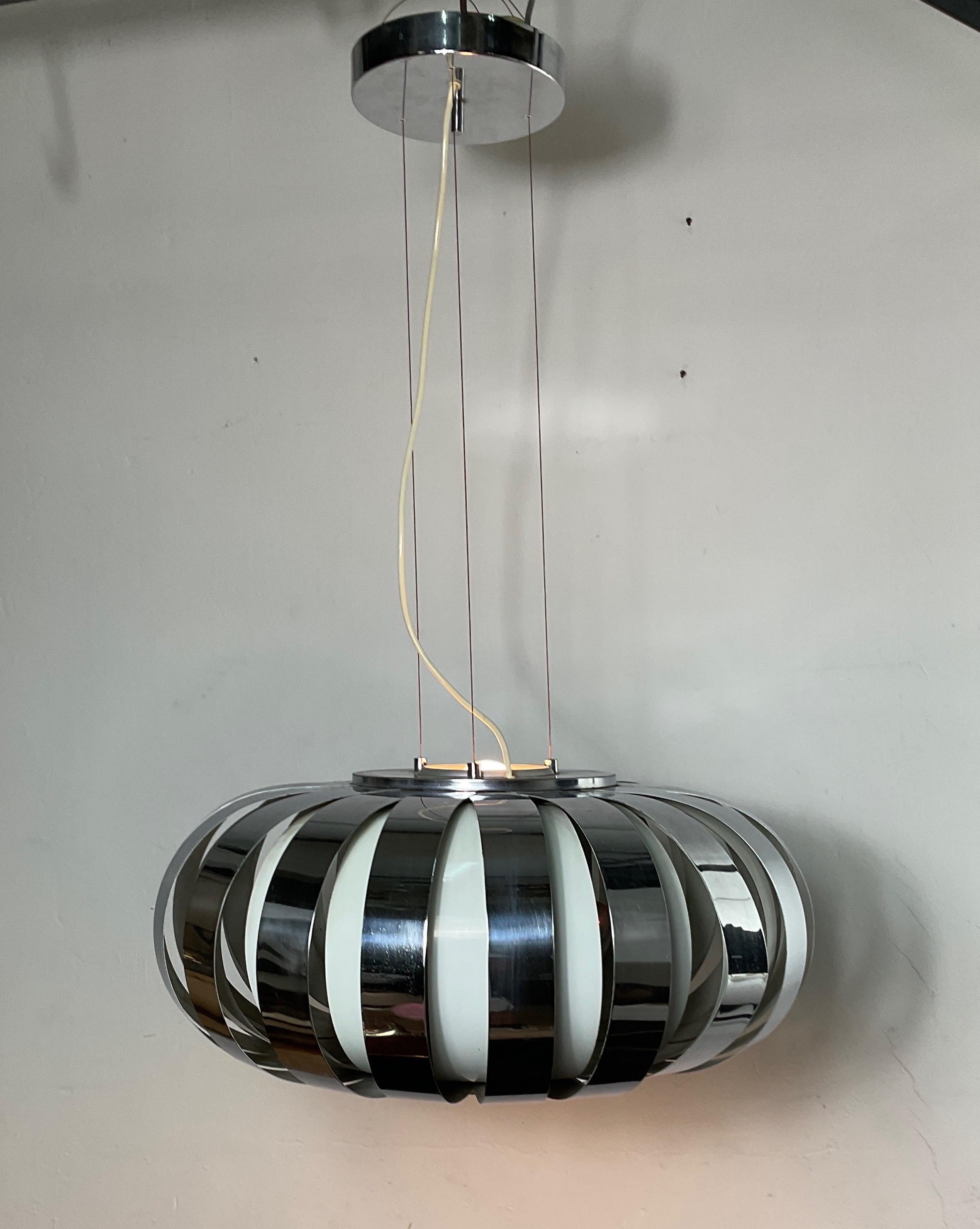 Italian Space-age chandelier in chrome and lacquered steel from the 70s For Sale