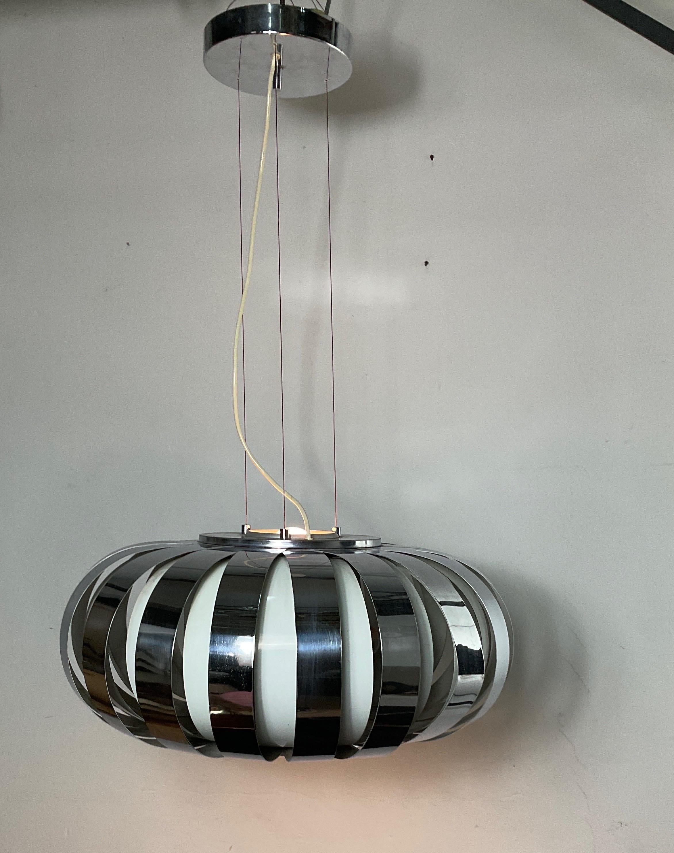 Space-age chandelier in chrome and lacquered steel from the 70s In Good Condition For Sale In Catania, IT