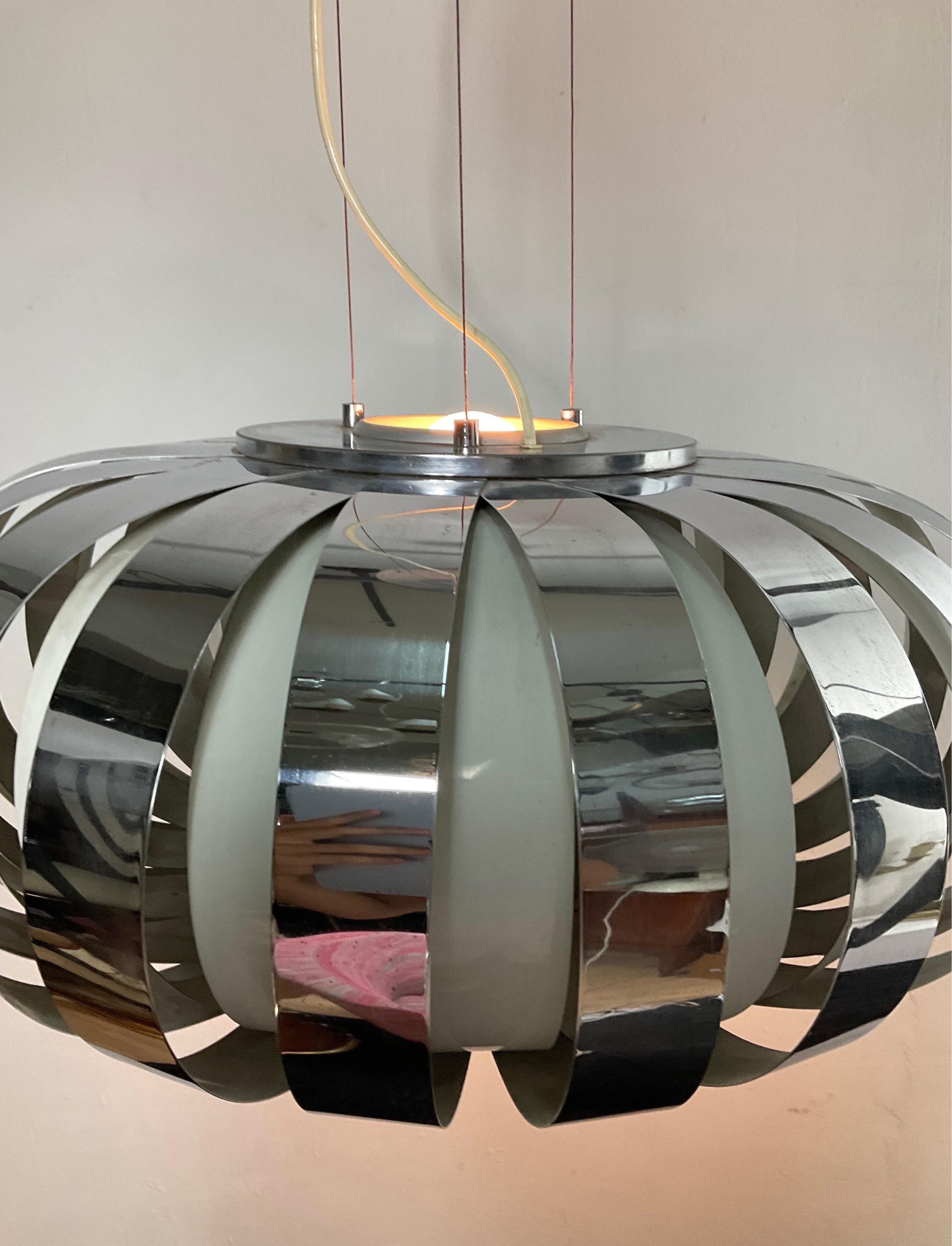 Space-age chandelier in chrome and lacquered steel from the 70s For Sale 1