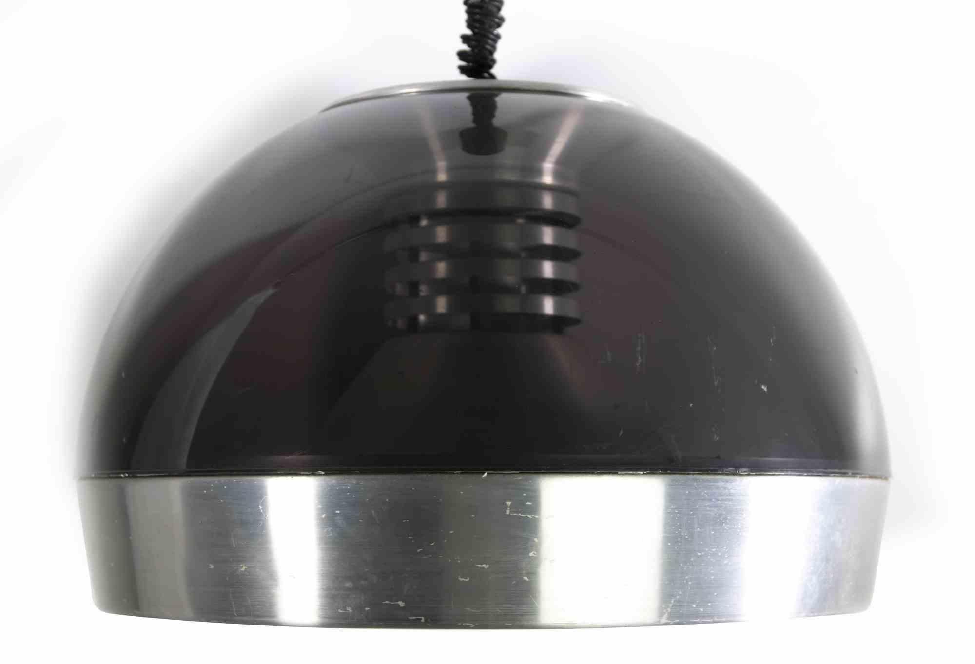 Le lustre Space Age est une lampe au design original réalisée dans les années 1970.

Cette lampe vintage est réalisée en plexiglas fumé et aluminium.

État neuf (quelques rayures sur la surface).