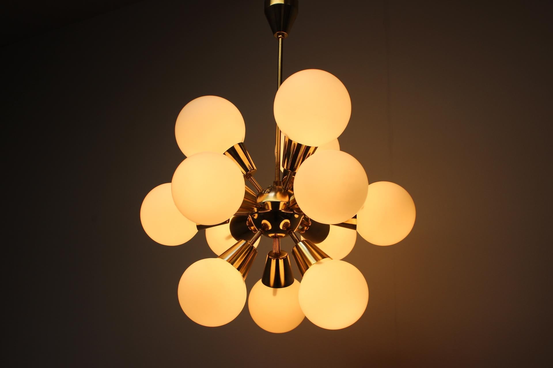 Lustre Spoutnik de l'ère spatiale de Kamenicky Senov, 1970 en vente 3