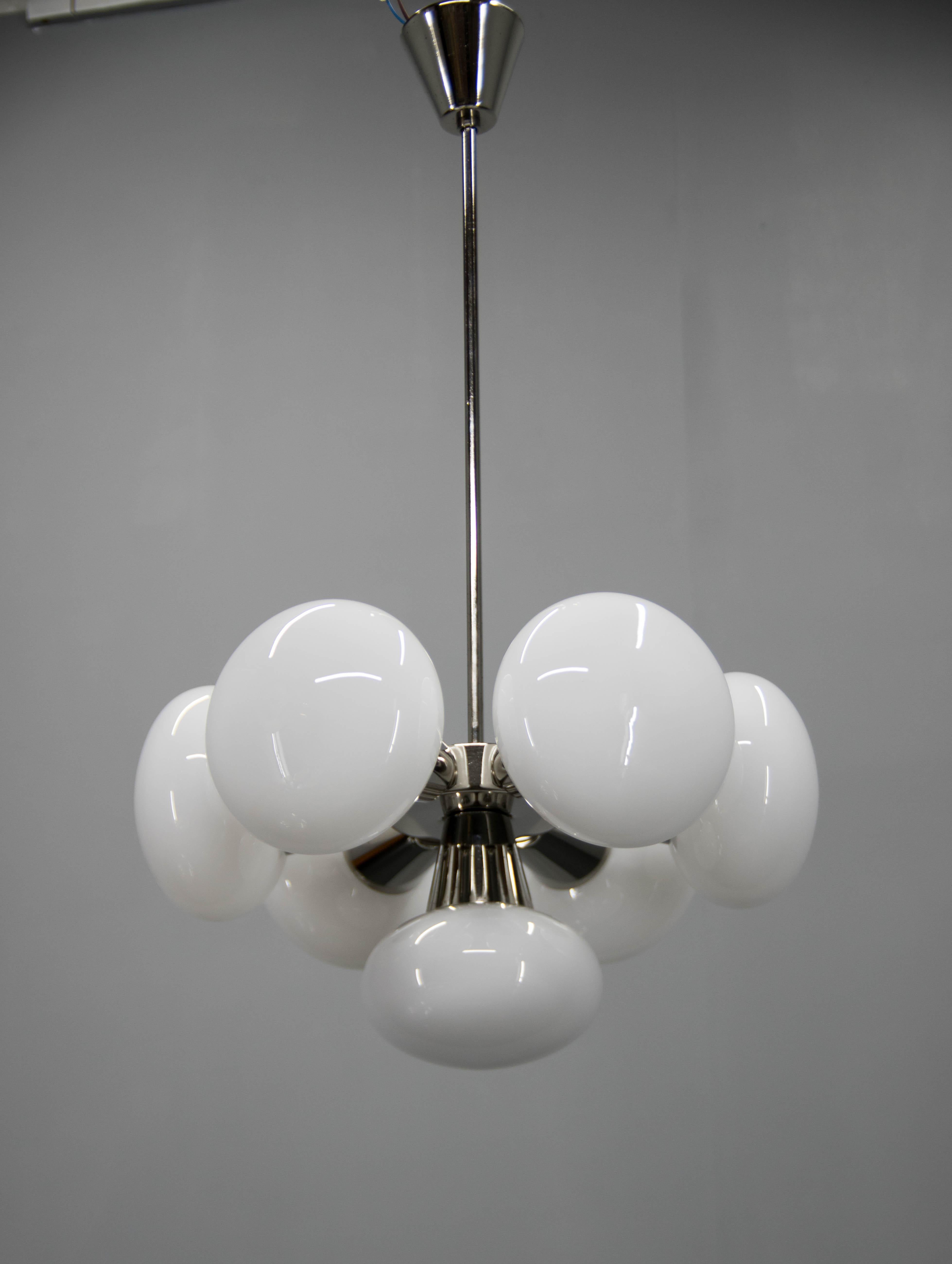 Fabriqué en Tchécoslovaquie par Kamenicky Senov dans les années 1970
Nettoyé, poli, patine mineure sur un support inférieur.
Câblage : deux circuits séparés : 6+1x40W, ampoules E12-E14 
Compatible avec le câblage américain.