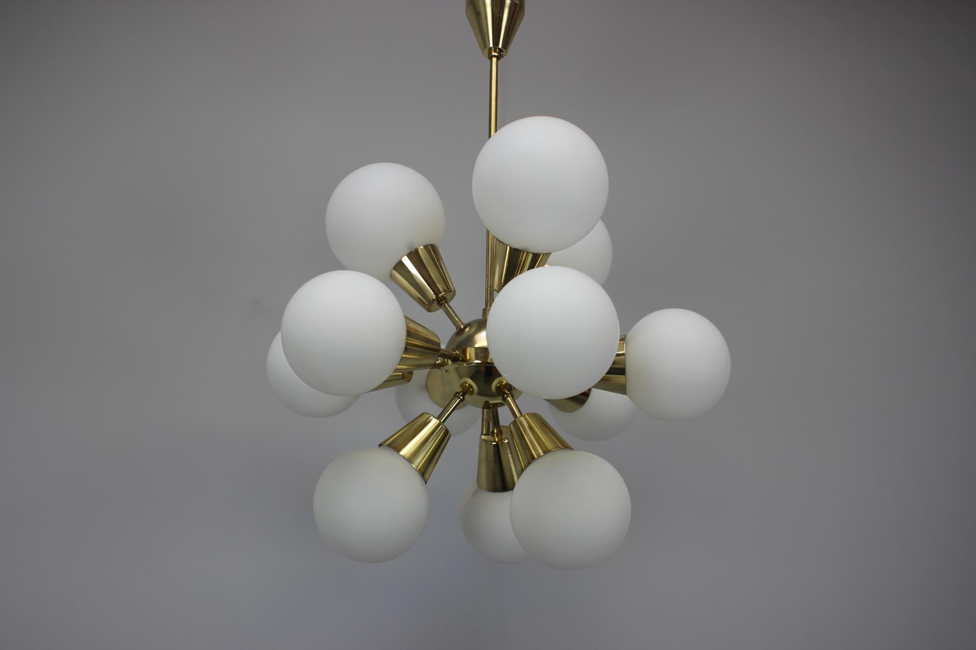 - Lustre Sputnik de l'ère spatiale du milieu du siècle par Kamenicky Senov, 1970,
- en métal et en verre,
- présente des signes d'usure et d'ancienneté (rayures, etc.),
- 12x l'ampoule,
- en bon état d'origine,