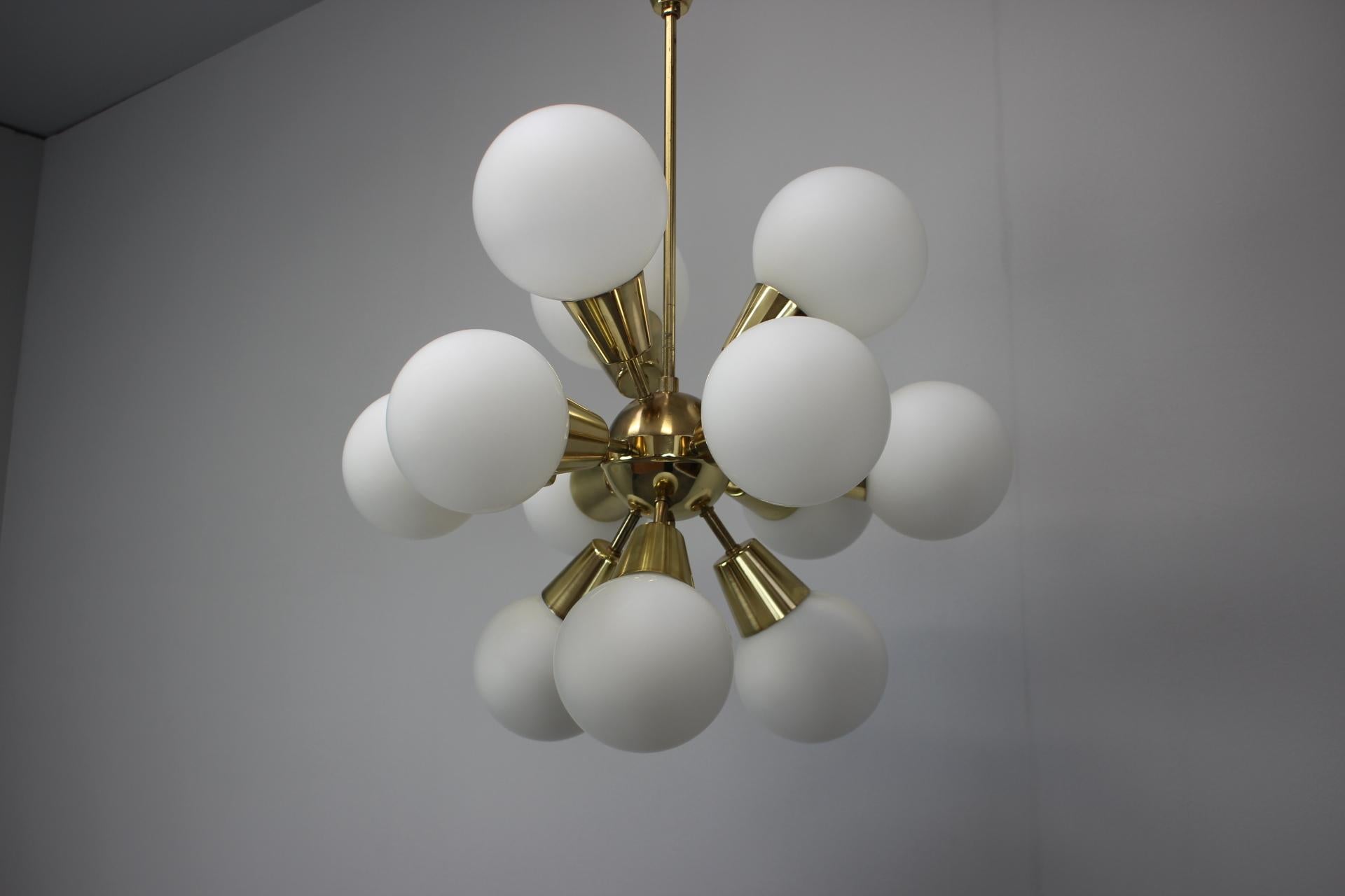 Mid-Century Modern Lustre Spoutnik de l'ère spatiale de Kamenicky Senov, 1970 en vente