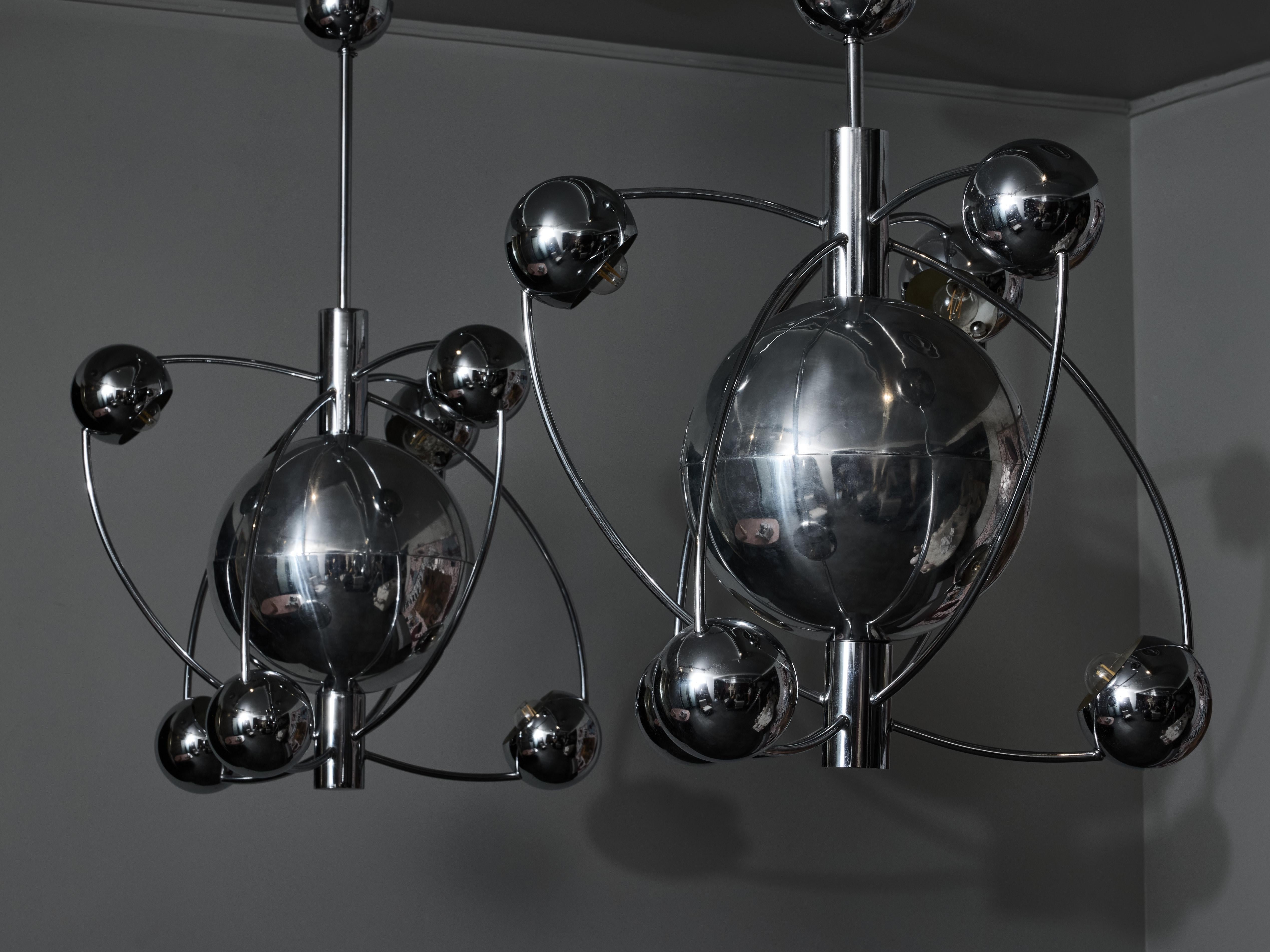 Lustres décoratifs de l'ère spatiale par Reggiani, représentant une grosse planète autour de laquelle gravitent six petites étoiles.  dans lesquels se trouvent les sources de lumière.


Reggiani
Reggiani Illuminazione est une prestigieuse entreprise