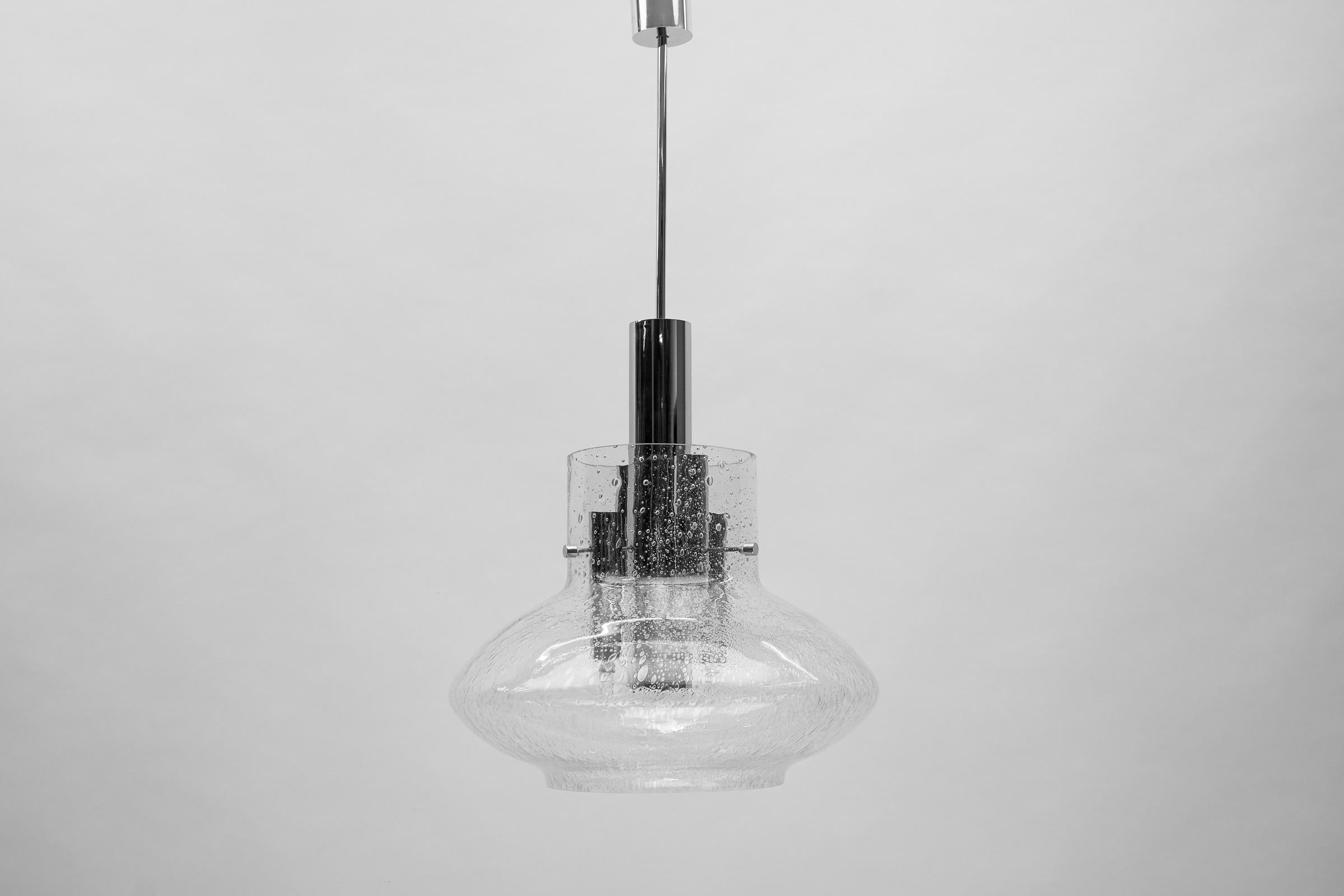 Space Age-Pendelleuchte aus Chrom und Glas, 1970er-Jahre

Breite: 40 Zentimeter, Höhe: 80 zentimeter

Vollständig funktionsfähig.

Vier E14-Fassungen und eine E27-Fassung. Funktioniert mit 220V und 110V.

Unsere Lampen werden geprüft, gereinigt und