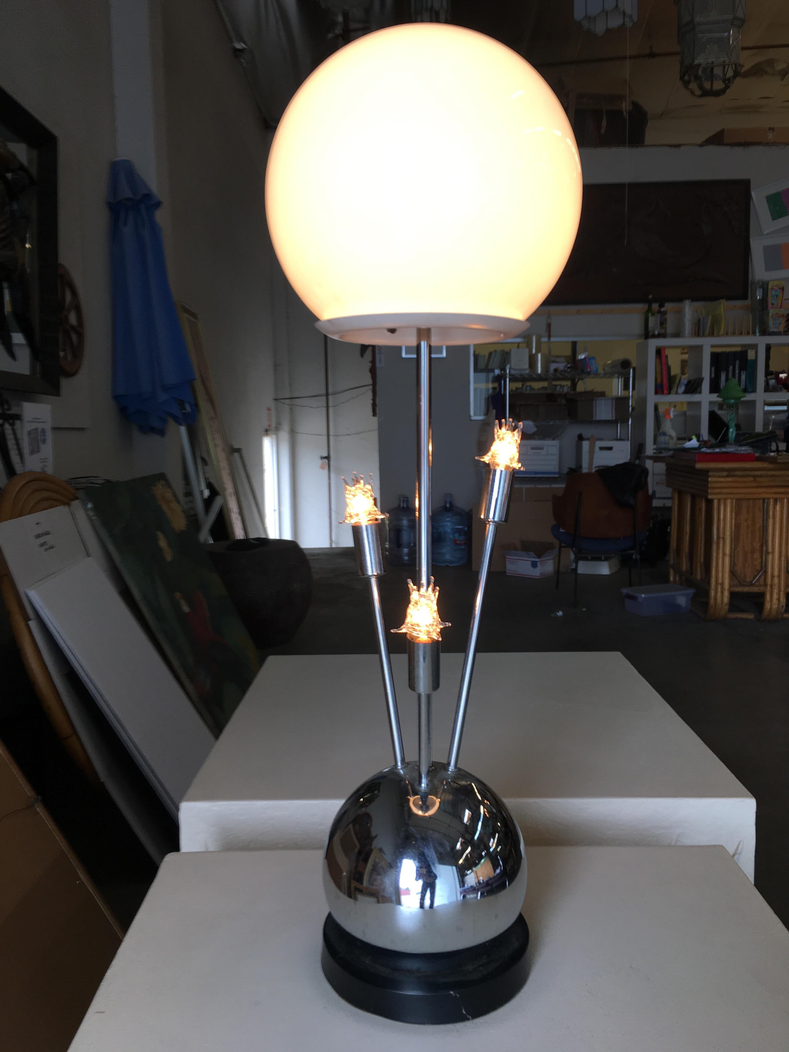 Lampe de table vintage Space Age à boule chromée avec une lampe principale à globe en verre et 3 lampes d'appoint qui partent de la base en boule chromée. Livré avec un interrupteur à 3 voies pour éclairer le dessus, les côtés ou le dessus et les