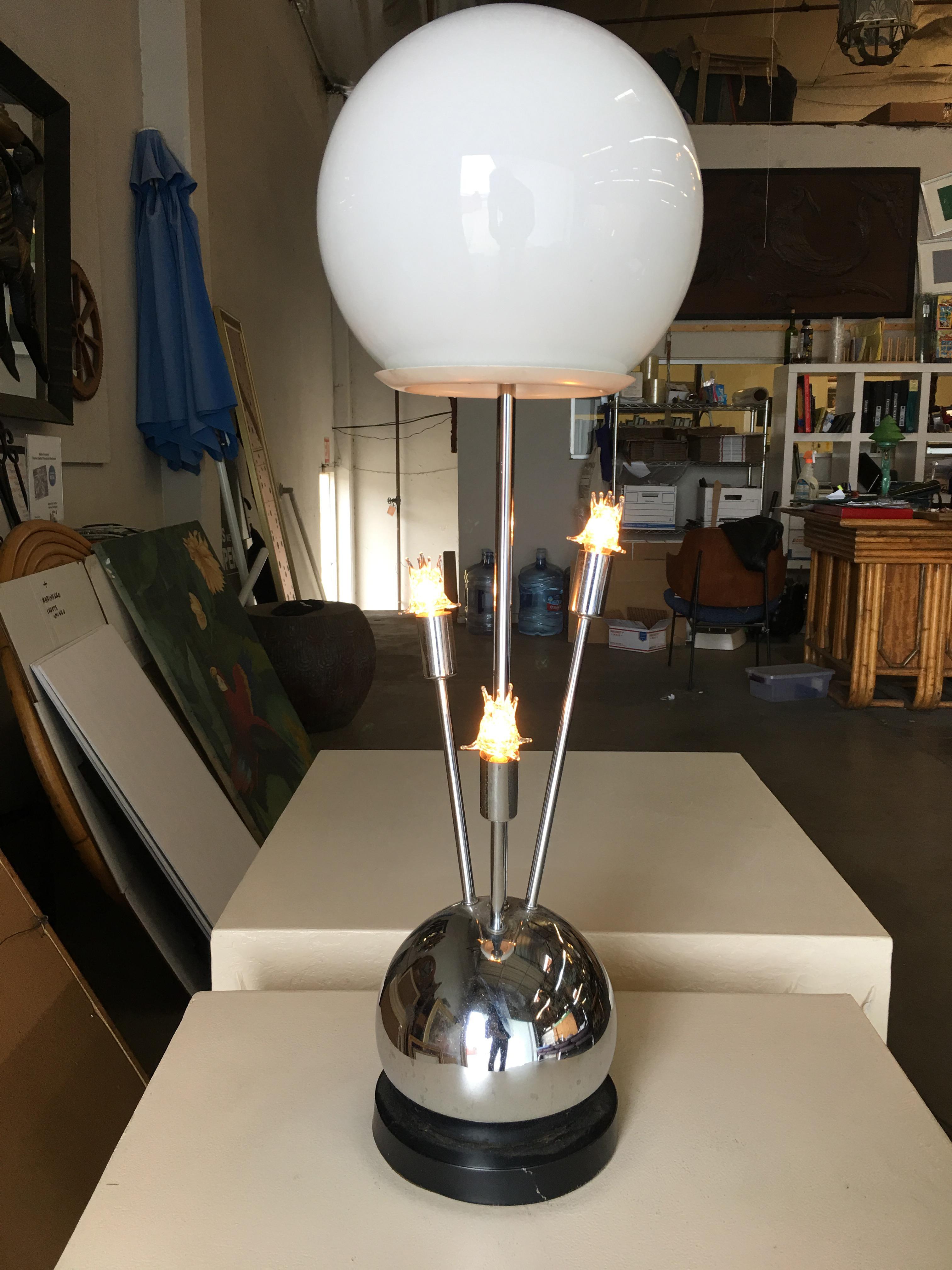 Moderne Lampe de bureau boule chromée de l'ère spatiale à quatre lumières, attribuée à Torino en vente