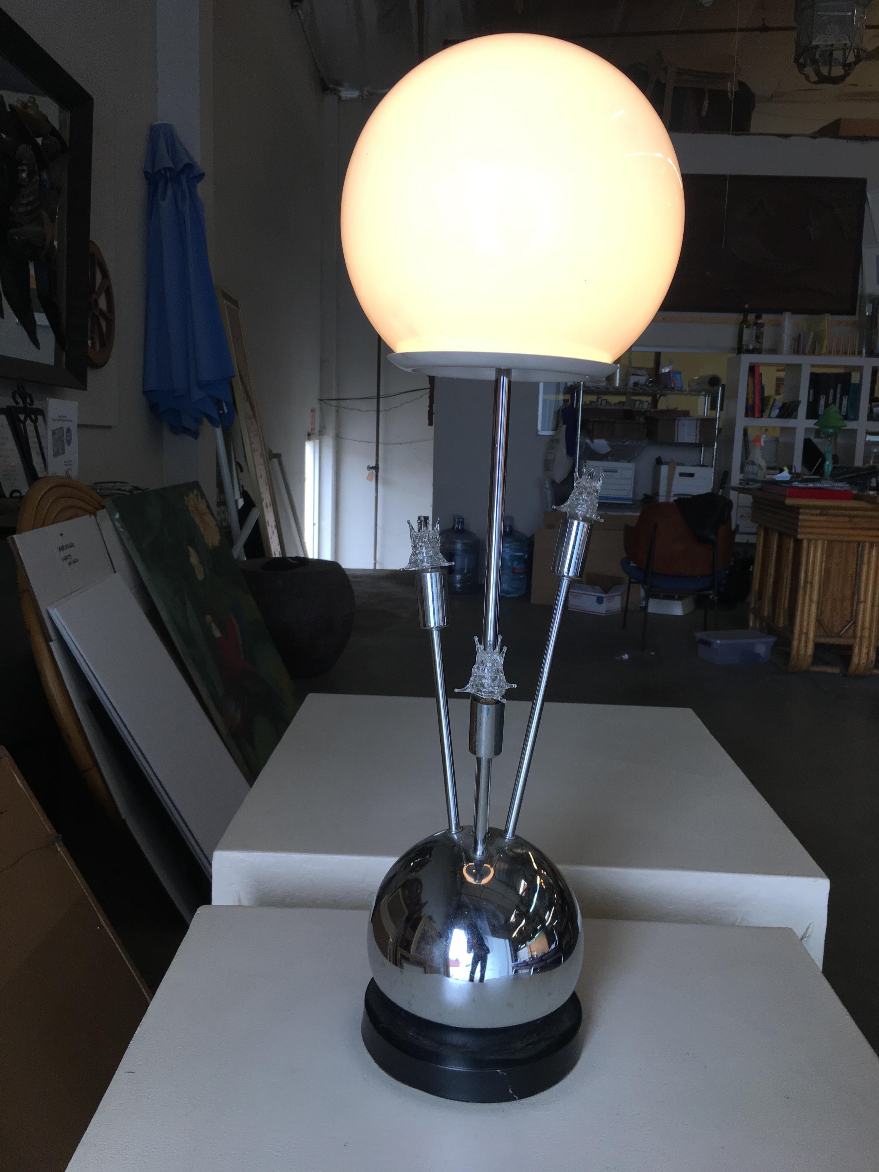italien Lampe de bureau boule chromée de l'ère spatiale à quatre lumières, attribuée à Torino en vente