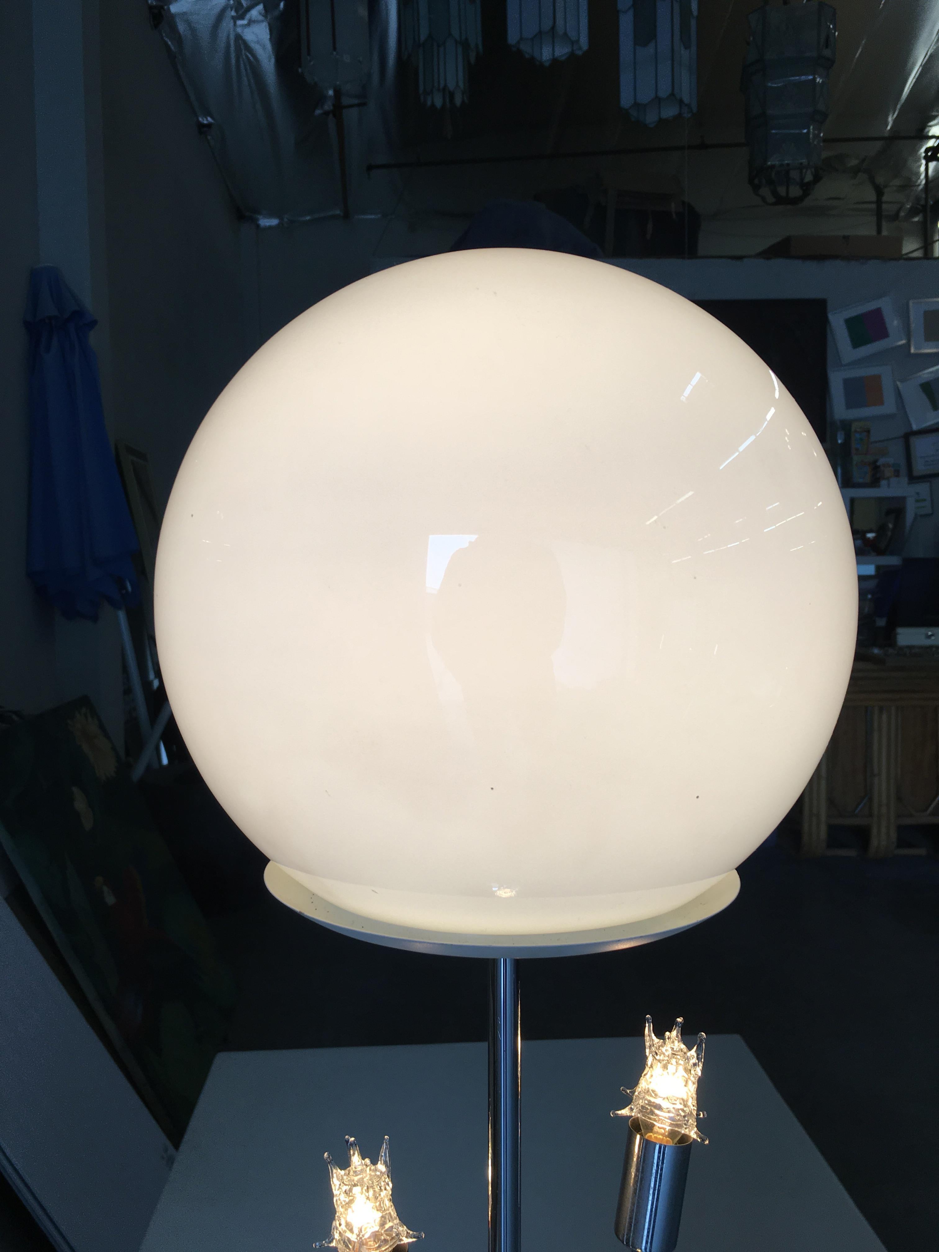 Lampe de bureau boule chromée de l'ère spatiale à quatre lumières, attribuée à Torino Excellent état - En vente à Van Nuys, CA