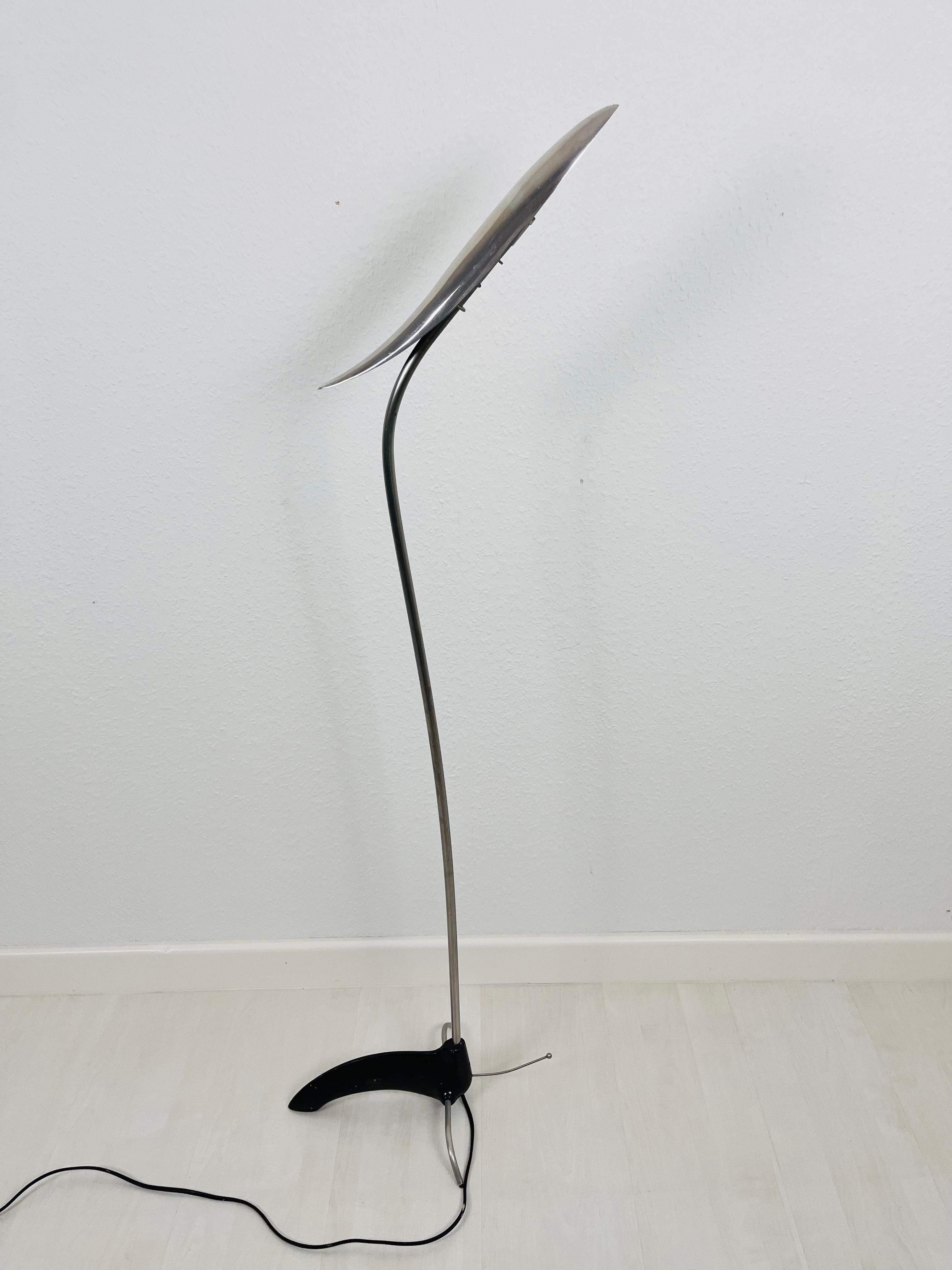 Un lampadaire chromé fabriqué en Allemagne dans les années 1970. Il est fascinant par son design particulier. La lampe est fabriquée entièrement en aluminium, y compris l'abat-jour.

Fonctionne avec les deux 120/220 V. Bon état vintage.

Expédition