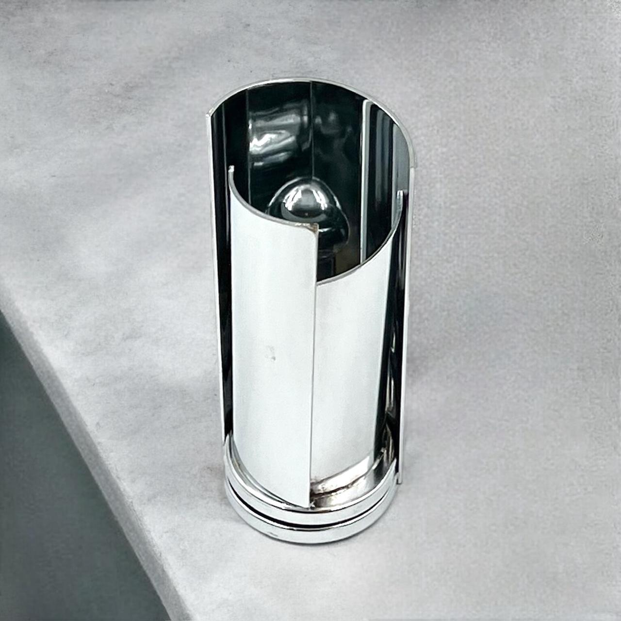 La Selenova TA447 est un chef-d'œuvre du design des lampes des années 70, reflétant le dévouement italien pour les matériaux raffinés et l'esthétique. Cette lampe de table, fabriquée en acier chromé, est aussi captivante visuellement que