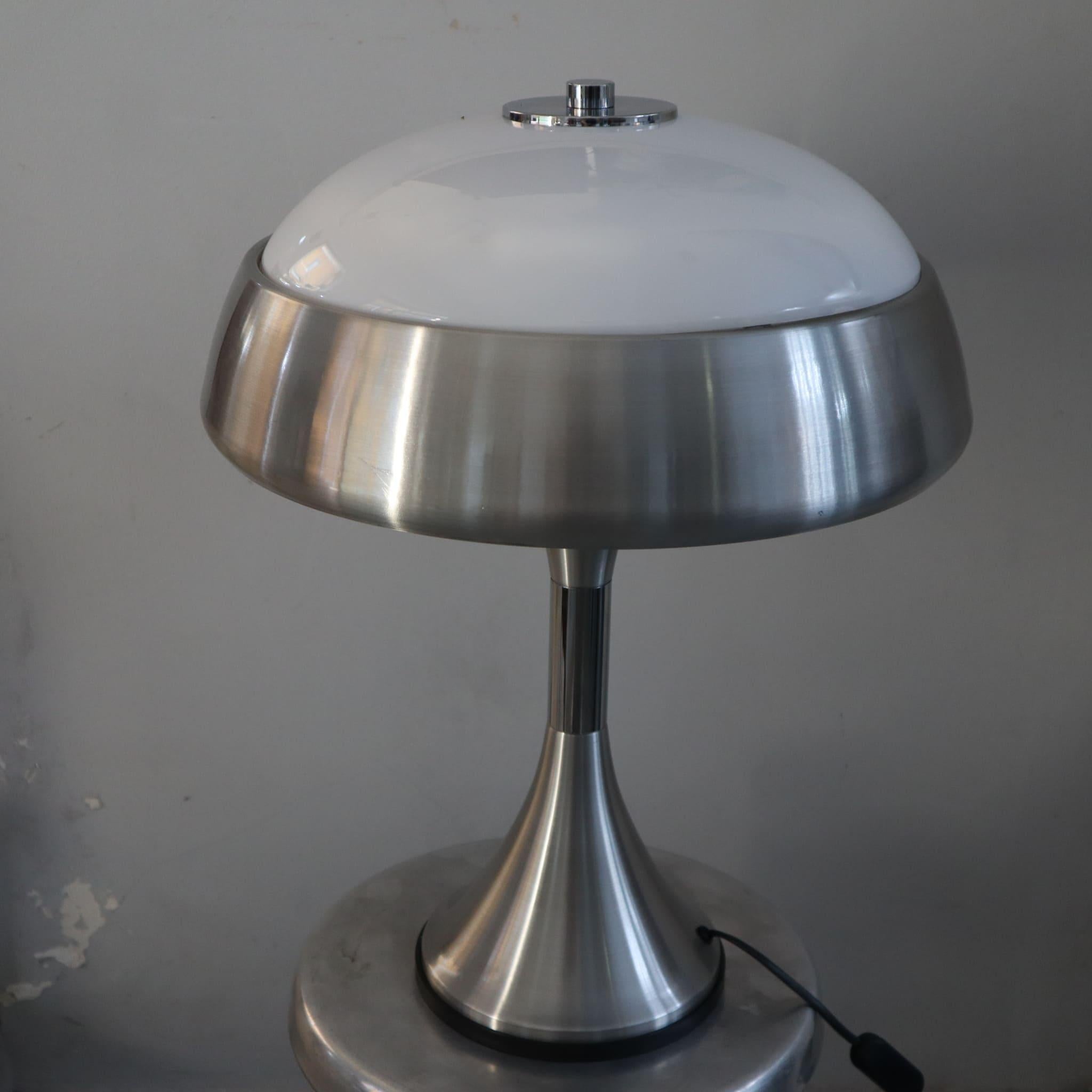 Fine XX secolo Lampada da tavolo italiana anni '70, come nuova, in metallo cromato, stile metà del secolo scorso.