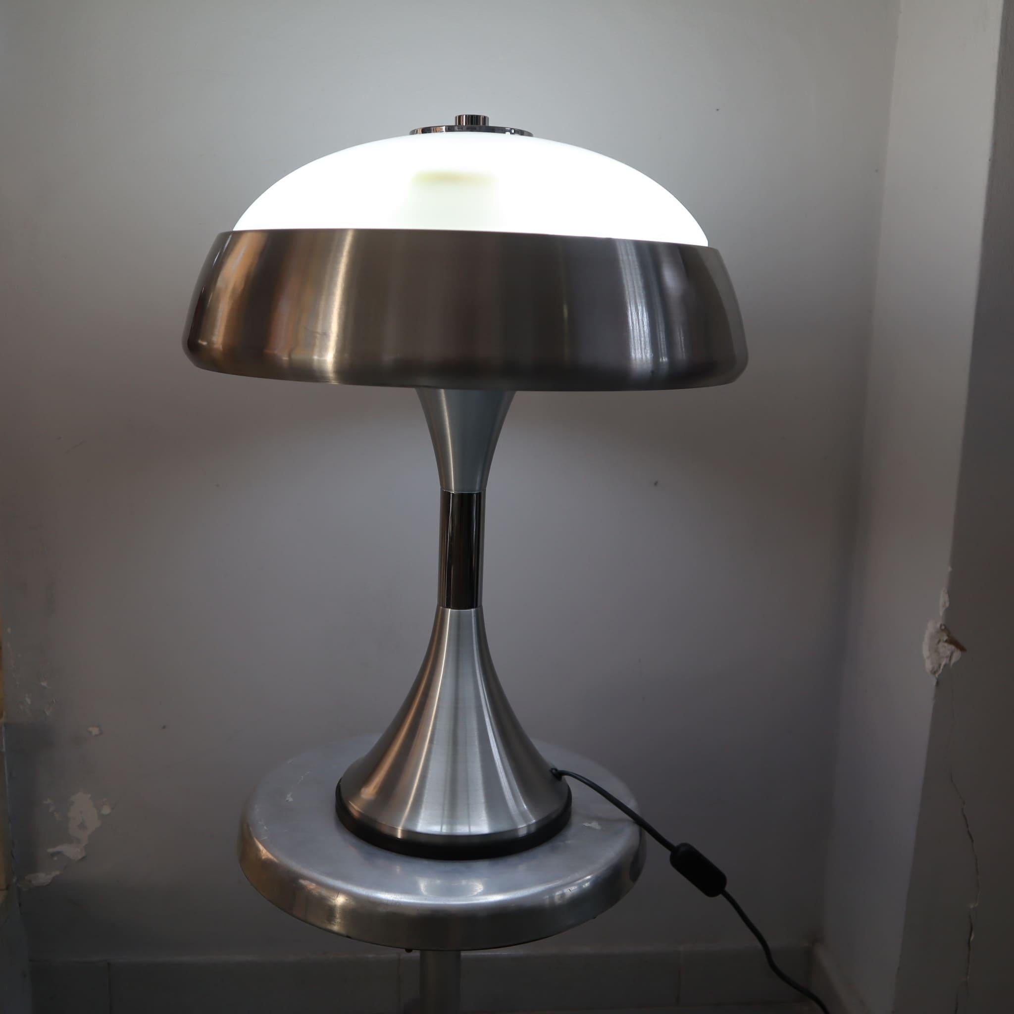 Lampada da tavolo italiana anni '70, come nuova, in metallo cromato, stile metà del secolo scorso.
Questa lampada da tavolo cromata, attribuita a Goffredo Reggiani, incarna l'estetica audace e futuristica del design A Space AGE degli anni Settanta.