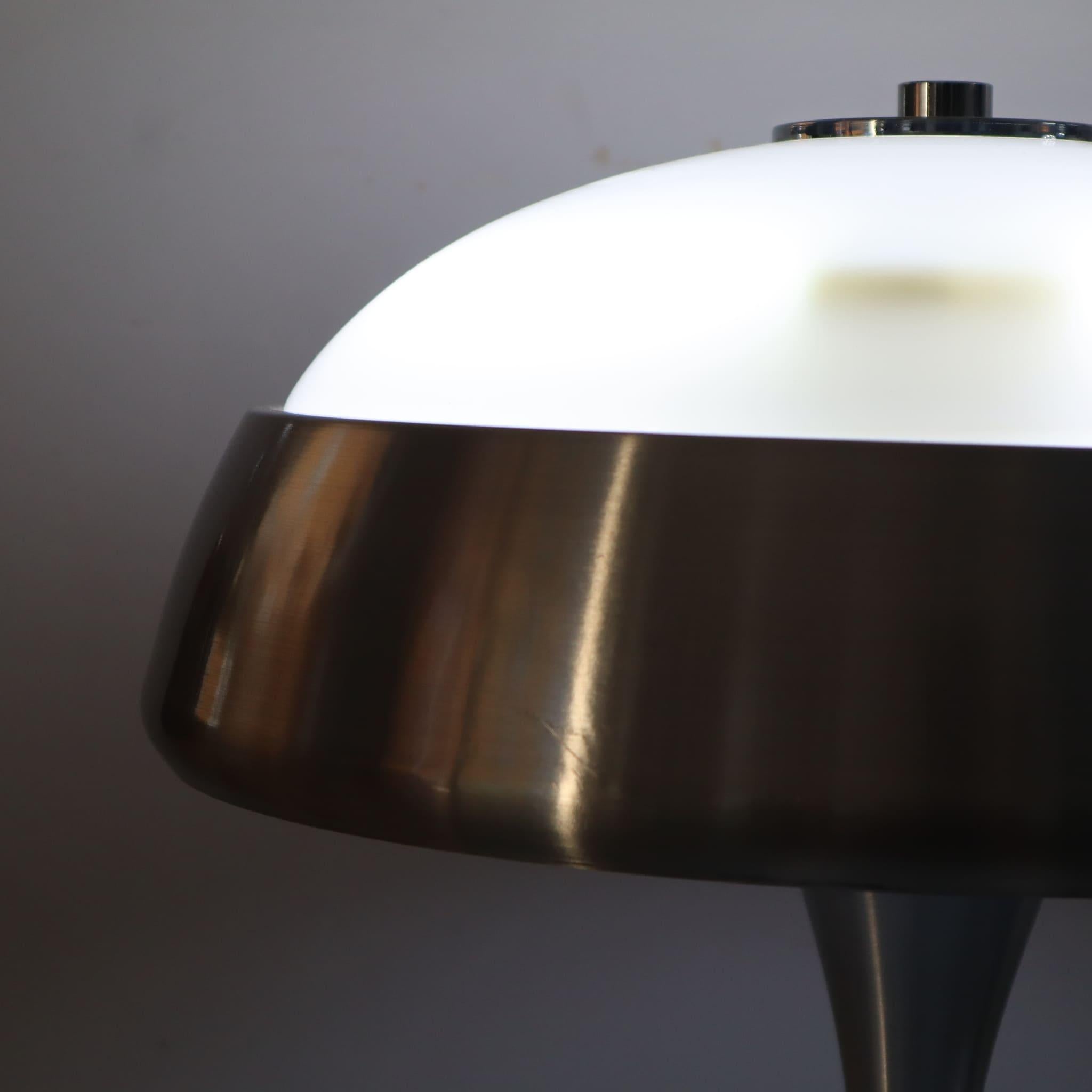 Lampada da tavolo italiana anni '70, come nuova, in metallo cromato, stile metà del secolo scorso. In condizioni ottime a Nicolosi, IT